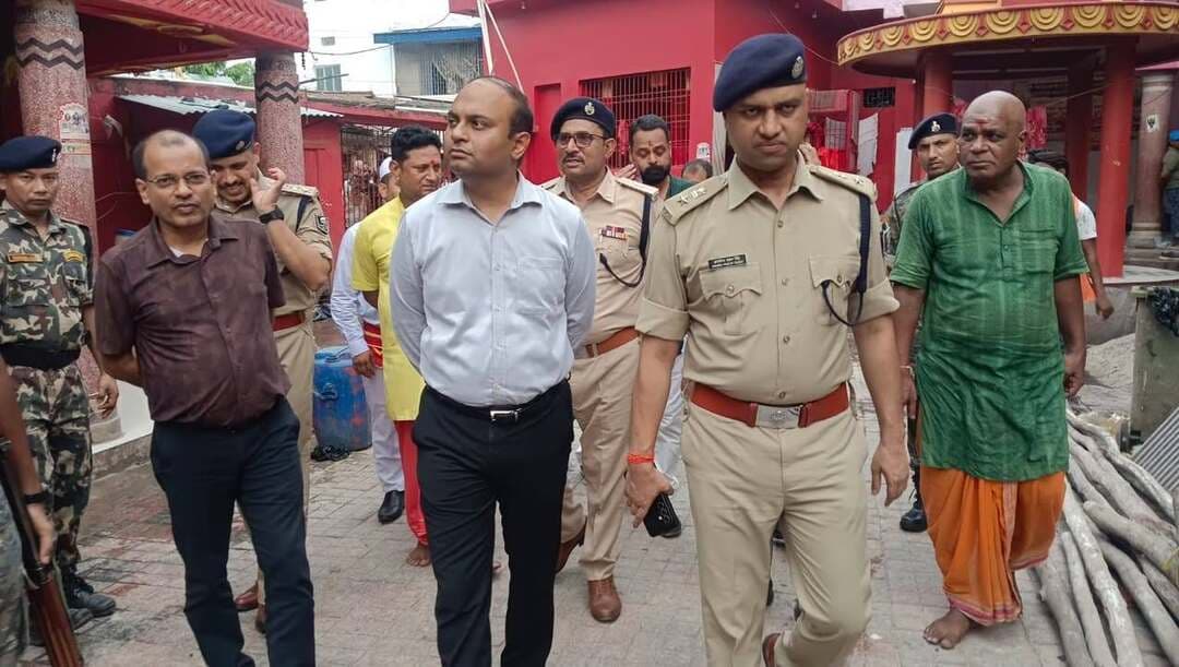 श्रावण मास के अंतिम सोमवार को श्रद्धालुओं की संभावित भीड़ के मद्देनजर डीएम एवं एसपी ने किया विधि-व्यवस्था की तैयारियों का संयुक्त निरीक्षण
समस्तीपुर, 22 अगस्त 2026।
श्रावण मास के अंतिम सोमवार को जिले के विभिन्न शिवालयों, विशेषकर प्रसिद्ध थानेश्वर स्थान मंदिर में बड़ी संख्या में श्रद्धालुओं के आगमन की संभावित संभावना को देखते हुए जिला प्रशासन द्वारा विधि-व्यवस्था एवं श्रद्धालुओं की सुविधा को लेकर व्यापक तैयारियां की जा रही हैं। इसी क्रम में आज जिलाधिकारी, समस्तीपुर श्री रोशन कुशवाहा एवं पुलिस अधीक्षक, समस्तीपुर श्री अरविंद प्रताप सिंह द्वारा संयुक्त रूप से थानेश्वर स्थान मंदिर एवं आसपास के क्षेत्रों का निरीक्षण कर तैयारियों का जायजा लिया गया।
निरीक्षण के दौरान जिलाधिकारी एवं पुलिस अधीक्षक ने सर्वप्रथम थानेश्वर स्थान मंदिर परिसर का भ्रमण किया तथा मंदिर में श्रद्धालुओं के प्रवेश एवं निकास, संभावित भीड़ नियंत्रण, बैरिकेडिंग, सुरक्षा व्यवस्था, प्रकाश व्यवस्था, पेयजल, साफ-सफाई सहित अन्य आवश्यक व्यवस्थाओं की जानकारी ली।
जिलाधिकारी ने संबंधित पदाधिकारियों को निर्देश दिया कि अंतिम सोमवार को श्रद्धालुओं की संभावित अत्यधिक भीड़ को ध्यान में रखते हुए प्रवेश एवं निकास के लिए व्यवस्थित मार्ग, पर्याप्त बैरिकेडिंग तथा भीड़ के सुचारू संचालन की व्यवस्था सुनिश्चित की जाए। मंदिर परिसर एवं आसपास के क्षेत्रों में श्रद्धालुओं को किसी प्रकार की असुविधा न हो, इसके लिए सभी आवश्यक व्यवस्थाएं पूर्व से ही पूरी करने का निर्देश दिया गया।
पुलिस अधीक्षक श्री अरविंद प्रताप सिंह ने सुरक्षा व्यवस्था की समीक्षा करते हुए पर्याप्त संख्या में पुलिस बल एवं दंडाधिकारी की प्रतिनियुक्ति, संवेदनशील स्थलों पर विशेष निगरानी तथा भीड़ नियंत्रण के लिए आवश्यक पुलिस व्यवस्था सुनिश्चित करने का निर्देश दिया। उन्होंने मंदिर परिसर एवं आसपास के क्षेत्रों में सीसीटीवी एवं निगरानी व्यवस्था को प्रभावी बनाए रखने तथा किसी भी आपात स्थिति से निपटने के लिए पुलिस बल को पूरी तरह अलर्ट मोड में रखने को कहा।
निरीक्षण के दौरान अधिकारियों ने श्रद्धालुओं के आवागमन को सुगम बनाने के लिए ट्रैफिक एवं पार्किंग व्यवस्था की भी समीक्षा की। संबंधित अधिकारियों को निर्देश दिया गया कि मंदिर के आसपास अनावश्यक जाम की स्थिति उत्पन्न न हो तथा वाहनों के लिए निर्धारित पार्किंग स्थल एवं यातायात प्रबंधन की व्यवस्था प्रभावी रूप से लागू की जाए।
जिलाधिकारी ने नगर निकाय एवं संबंधित विभागों के पदाधिकारियों को मंदिर परिसर एवं आसपास के क्षेत्रों में विशेष साफ-सफाई अभियान, पर्याप्त पेयजल, शौचालय, प्रकाश व्यवस्था तथा आवश्यकतानुसार स्वास्थ्य एवं चिकित्सा सुविधा उपलब्ध कराने का निर्देश दिया। उन्होंने कहा कि श्रद्धालुओं की सुविधा एवं सुरक्षा जिला प्रशासन की सर्वोच्च प्राथमिकताओं में है।
उन्होंने अधिकारियों को निर्देशित किया कि भीड़ को नियंत्रित करने के साथ-साथ श्रद्धालुओं के लिए त्वरित सहायता एवं सूचना की व्यवस्था भी सुनिश्चित की जाए। किसी भी प्रकार की आकस्मिक स्थिति से निपटने के लिए सभी संबंधित विभाग आपसी समन्वय के साथ कार्य करें तथा महत्वपूर्ण स्थानों पर पर्याप्त संख्या में कर्मियों की तैनाती सुनिश्चित की जाए।
जिलाधिकारी एवं पुलिस अधीक्षक ने स्पष्ट किया कि श्रावण मास के अंतिम सोमवार को श्रद्धालुओं की संभावित भीड़ को देखते हुए जिला प्रशासन एवं पुलिस प्रशासन पूरी तरह सतर्क एवं मुस्तैद रहेगा। श्रद्धालुओं को सुरक्षित, सुगम एवं व्यवस्थित तरीके से पूजा-अर्चना का अवसर उपलब्ध कराने के लिए सभी आवश्यक तैयारियां समय से पूर्ण करने का निर्देश संबंधित पदाधिकारियों को दिया गया।
निरीक्षण के दौरान जिला प्रशासन एवं पुलिस विभाग के संबंधित पदाधिकारी, दंडाधिकारी, पुलिस पदाधिकारी तथा अन्य संबंधित कर्मी उपस्थित रहे।
#Samastipur #ThaneshwarSthan #ShravanSomwar #SawanSomwar #DistrictAdministration #LawAndOrder #CrowdManagement #DevoteesSafety #SamastipurPolice #Bihar #श्रावणमास #अंतिमसोमवार #थानेश्वरस्थान #समस्तीपुर #श्रद्धालुसुरक्षा