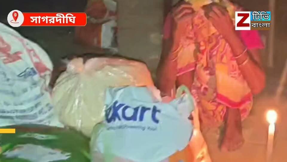 মানবিক মুখ জঙ্গীপুরের সাংসদ খলিলুর রহমানের অসহায় পরিবারের পাশে দাঁড়ালেন