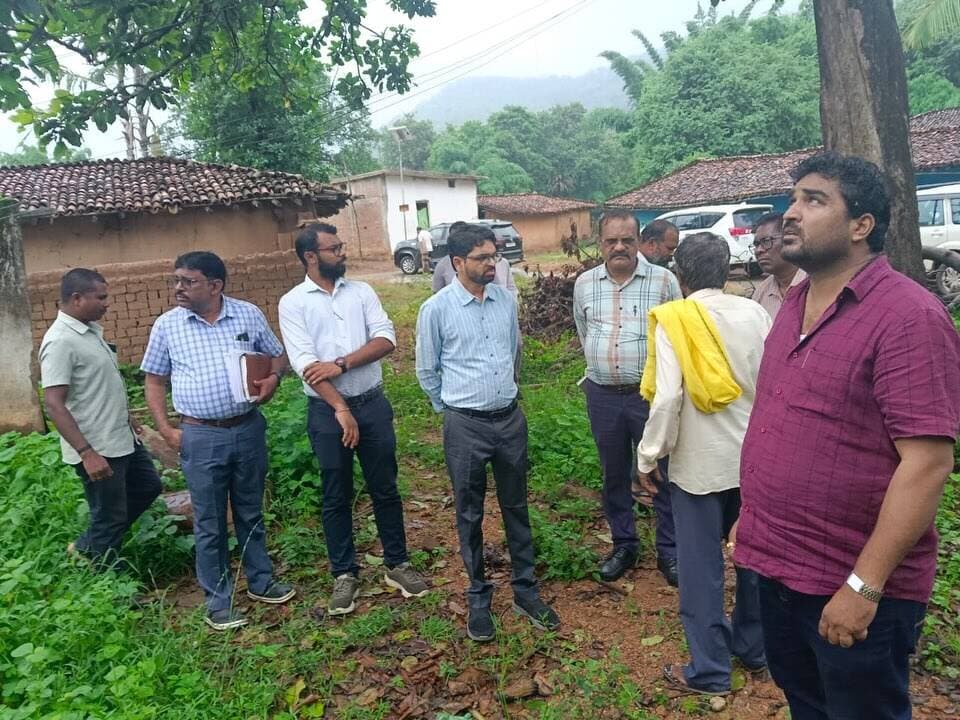 🚰 हर घर तक शुद्ध पेयजल पहुंचाने की दिशा में सतत निगरानी
कलेक्टर श्री कुंदन कुमार के निर्देश पर जिला पंचायत सीईओ श्री हरेश मंडावी ने ग्राम कुरूष्टिकुर एवं कानागांव में जल जीवन मिशन के तहत संचालित नल-जल योजनाओं का निरीक्षण किया।
कुरूष्टिकुर में क्लोरीनेटर युक्त जलागार से नियमित पेयजल आपूर्ति और कानागांव में सोलर पंप के माध्यम से पर्याप्त जल उपलब्धता पाई गई। जल आपूर्ति व्यवस्था को और मजबूत करने के लिए आवश्यक दिशा-निर्देश भी दिए गए।
💧 जल जीवन मिशन — हर घर तक गुणवत्तापूर्ण पेयजल, बेहतर जीवन की ओर कदम।
