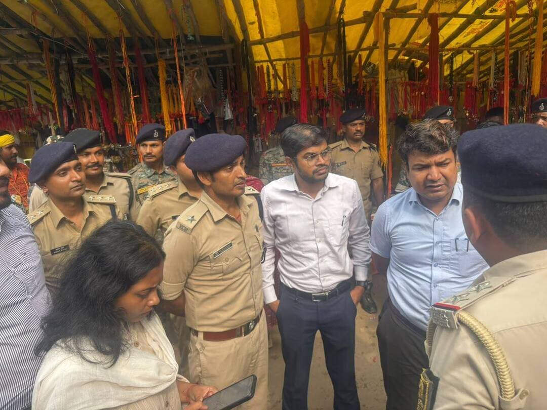 सावन माह की अंतिम सोमवारी को लेकर ऐतिहासिक गुप्ताधाम में श्रद्धालुओं की संभावित भीड़ को देखते हुए जिला प्रशासन ने तैयारियां तेज कर दी हैं। इसी क्रम में आज दिनांक 22.08.2026 को जिला पदाधिकारी, रोहतास श्री दीपक कुमार मिश्रा, पुलिस अधीक्षक, रोहतास श्री राज एवं वन प्रमंडल पदाधिकारी, रोहतास स्टालिन फिडल कुमार के० द्वारा संयुक्त रूप से पनयारी घाट पहुंचकर व्यवस्थाओं का जायजा लिया गया। इस दौरान अनुमंडल पदाधिकारी सासाराम डॉ नेहा कुमारी, विशेष कार्य पदाधिकारी श्री विनय प्रताप, यातायात उपाधीक्षक श्री अमरकांत, प्रभारी अनुमंडल पुलिस पदाधिकारी श्री गौरव कुमार यादव सहित अन्य
अधिकारी मौजूद रहे।
निरीक्षण के दौरान जिला पदाधिकारी ने कहा कि सावन की अंतिम सोमवारी के अवसर पर बड़ी संख्या में श्रद्धालुओं के गुप्ताधाम पहुंचने की संभावना है। इसे देखते हुए श्रद्धालुओं की सुविधा और सुरक्षा को सर्वोच्च प्राथमिकता देते हुए समुचित व्यवस्था सुनिश्चित की जा रही है। उन्होंने संबंधित अधिकारियों को भीड़ प्रबंधन, सुगम आवागमन एवं श्रद्धालुओं की सुविधाओं को लेकर आवश्यक दिशा-निर्देश दिए।
जिला पदाधिकारी ने बताया कि पनयारी घाट से गुप्ताधाम जाने वाला मार्ग वन-वे रहेगा। श्रद्धालुओं के आवागमन को व्यवस्थित रखने के लिए एक तरफ से श्रद्धालु गुप्ताधाम की ओर चढ़ाई करेंगे, जबकि दूसरे मार्ग से नीचे लौटेंगे।
इस दौरान अधिकारियों ने पनयारी घाट पर मौजूद श्रद्धालुओं से भी बातचीत की और उनकी सुविधाओं एवं समस्याओं के संबंध में जानकारी ली। निरीक्षण के क्रम में अधिकारियों ने मार्ग की स्थिति, सुरक्षा व्यवस्था एवं अन्य आवश्यक तैयारियों का भी जायजा लिया। जिला प्रशासन द्वारा सावन की अंतिम सोमवारी के अवसर पर श्रद्धालुओं को सुरक्षित एवं सुगम दर्शन उपलब्ध कराने के लिए आवश्यक तैयारियां सुनिश्चित की जा रही हैं।
#IPRD
#PublicService
#DistrictAdministration
#BiharGovernment
#ShrawaniMela
Information & Public Relations Department, Government of Bihar