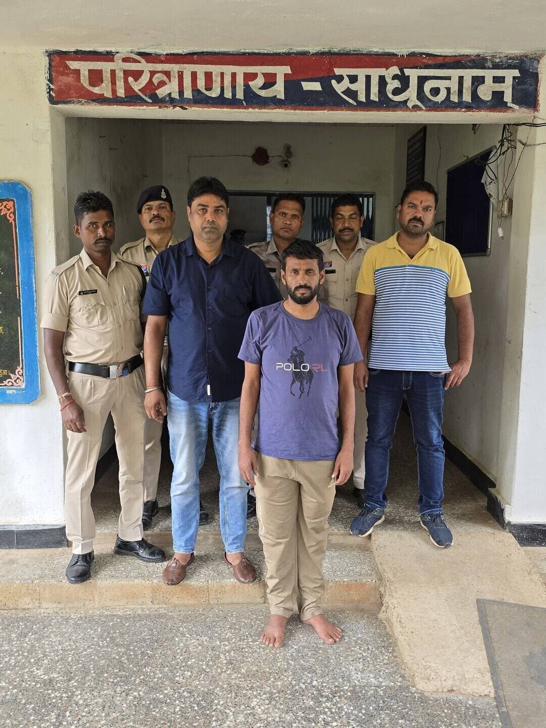 थाना सीतापुर के एक करोड़ के उठाईगिरी के मामले में शामिल आरोपी गंजाम उड़ीसा से किया गया गिरफ्तार, 46 लाख कीमती आभूषण पूर्व में किया गया था बरामद।*
:- डीआईजी एवं एसएसपी सरगुजा के दिशा निर्देशन में संयुक्त पुलिस टीम द्वारा आरोपियों के संभावित ठिकानो पर छापेमारी के दौरान मिली सफलता।
:- आरोपी अपने अन्य साथियो के साथ मिलकर संगठित गिरोह बनाकर उठाईगिरी की घटना कों दिए था अंजाम।
:- पुलिस टीम द्वारा आरोपी के कब्जे से 10 हजार रुपये नगद किया गया जप्त।
:- पुलिस टीम द्वारा तकनीकी विश्लेषण एवं अन्य राज्यों की पुलिस से समन्वय स्थापित कर अन्य आरोपियों के गिरफ़्तारी हेतु किया जा रहा सार्थक प्रयास, फरार आरोपी जल्द कर लिए जाएंगे गिरफ्तार।