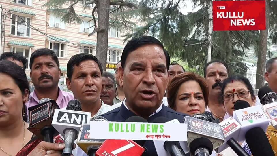 कांग्रेस जिला अध्यक्ष सेस राम आजाद ने कहा कि भाजपा के नेताओं को कांग्रेस को सर्टिफिकेट देने की आवश्यकता नहीं है। देश की आजादी में कांग्रेस पार्टी ने अपनी महत्वपूर्ण भूमिका निभाई है। वहीं राष्ट्रगान और राष्ट्रगीत दोनों ही कांग्रेस पार्टी की देन है।