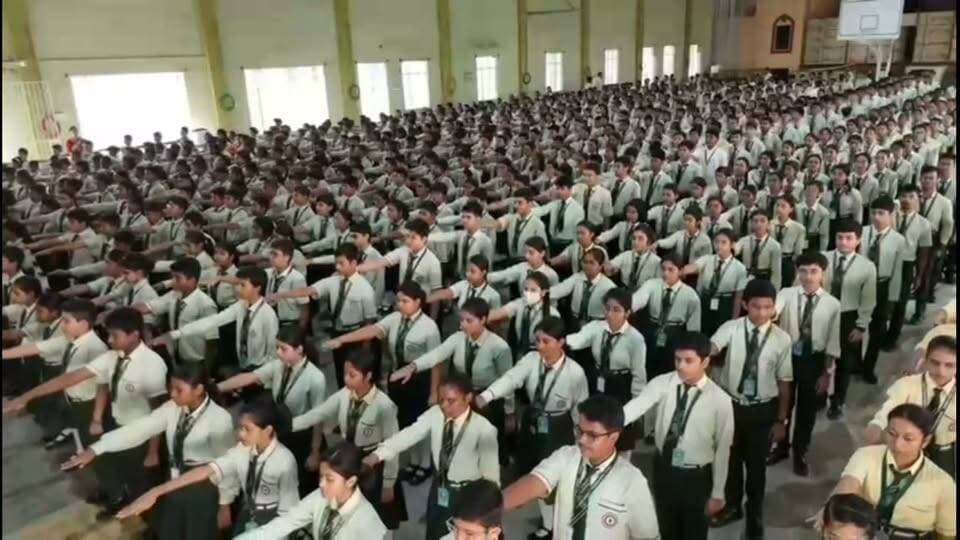 বর্ধমানে বাসন মাজতে গিয়ে ধর্ষণের চেষ্টা এক গৃহবধূকে।ওই গৃহবধূ ঘটনায় প্রতিবাদ করায়,খড়ি নদীতে ডুবিয়ে গৃহবধূকে খুন বলে অভিযোগ।গ্ৰেফতার অভিযুক্ত।
#viral
#flowers
#hilight
#Burdwan
#BARTAKAR