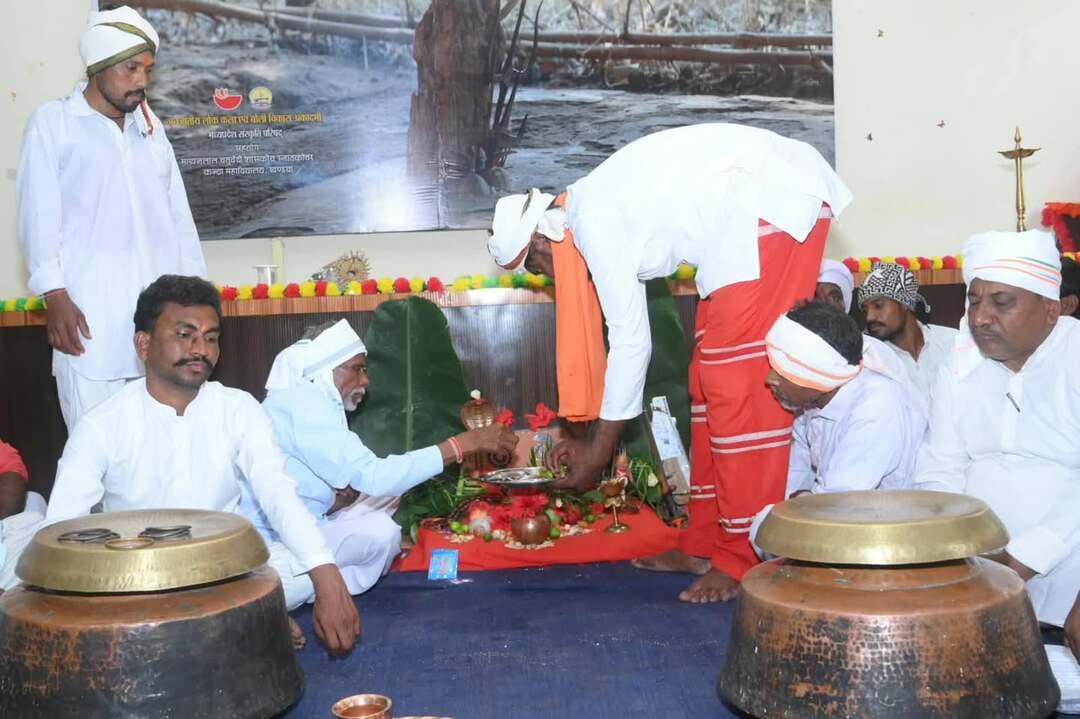 दो दिवसीय परिसंवाद का हुआ समापन , जनजातीय एवं लोक अनुष्ठानों के संरक्षण, दस्तावेजीकरण और नई पीढ़ी तक हस्तांतरण पर हुआ मंथन
---
कोरकू एवं निमाड़ अंचल की समृद्ध जनजातीय एवं लोक परंपराओं, अनुष्ठानों तथा उनसे जुड़ी सांस्कृतिक स्मृतियों को समझने और संरक्षित करने के उद्देश्य से माखनलाल चतुर्वेदी शासकीय स्नातकोत्तर कन्या महाविद्यालय, खंडवा के सभागार में दो दिवसीय परिसंवाद का आयोजन किया गया। इस दो दिवसीय आयोजन के पहले दिन शनिवार को वक्ताओं एवं कलाकारों ने निमाड़ और जनजातीय लोक अनुष्ठानों की सांस्कृतिक परंपराओं से परिचित कराया। इस अवसर पर विभिन्न अनुष्ठानों की परंपरा, सामाजिक महत्त्व और प्रकृति से उनके संबंध पर शोधपरक विमर्श के साथ सांस्कृतिक प्रस्तुतियां दी गईं।
शैलेन्द्र मालीवाड़ ने निमाड़ के बारेला समुदाय में प्रचलित जिरोती एवं नवाई अनुष्ठानों पर चर्चा की। आयुष सिंघाड़ ने झाबुआ के जातर अनुष्ठान की जानकारी देते हुए बताया कि इसमें दिनभर गायणा गाकर बाब देव को प्रसन्न कर मंगलकामना की जाती है। कमलेश गणावा ने जनजातीय दिवासा अनुष्ठान को सांस्कृतिक धरोहर बताते हुए पूजा-परंपरा और सामुदायिक एकता के महत्व पर प्रकाश डाला।
डॉ. अर्चना शुक्ला ने निमाड़ की किशोरियों द्वारा 16 दिनों तक मनाए जाने वाले सांझाकूली अनुष्ठान पर विस्तार से चर्चा की। कार्यक्रम में सुश्री अनुजा जोशी की टीम ने लोकगीतों के साथ मनमोहक गणगौर नृत्य प्रस्तुत किया। श्रीमती रुकमणी बाई ने निमाड़ के भील समुदाय में प्रचलित नाई भराई अनुष्ठान का प्रस्तुतीकरण किया। उन्होंने बताया कि यह अनुष्ठान फसल की बुवाई के समय किया जाता है तथा वर्षा के आह्वान और अच्छी फसल की कामना के लिए इससे जुड़ी लोक परंपराओं का निर्वहन किया जाता है।
बारेला समुदाय के भीम डावर ने अपने समूह के साथ ढाको के वादन के साथ देव गायना प्रस्तुत किया, जिसे पिथोरा गायन के नाम से भी जाना जाता है। वहीं सुखलाल जी बुढ़ाना ने नागमोती अनुष्ठान का प्रस्तुतिकरण किया। उन्होंने चरवो पर बड़ी थाल रखकर कड़ियों के माध्यम से वादन करते हुए लोक गायन की प्रस्तुति दी।
प्रथम सत्र के अध्यक्षीय उद्बोधन में हेमलता उपाध्याय ने कहा कि विकास और प्रगति के साथ आगे बढ़ना आवश्यक है, लेकिन हमें अपनी जड़ों से जुड़कर संस्कृति और प्रकृति के साथ जीना सीखना होगा। हमारी सांस्कृतिक परंपराएं ही हमारी पहचान और समृद्धि का आधार हैं। छोगालाल कुमरावत ने चौमासा में होने वाले सिंगाड़ एवं काकड़ पूजा से संबंधित महत्वपूर्ण जानकारी साझा की। समापन अवसर पर डॉ. विनय जैन ने परिसंवाद में प्रस्तुत शोधपरक विचारों और सांस्कृतिक प्रस्तुतियों को महत्वपूर्ण बताते हुए कहा कि ऐसे आयोजन जनजातीय एवं लोक परंपराओं में नई पीढ़ी के लिए महत्वपूर्ण भूमिका निभाते हैं।
लोक कला एवं बोली विकास अकादमी के निदेशक डॉ. पारे ने कहा कि लोक और जनजातीय अनुष्ठान एक साथ चित्रांकन, गायन, धर्म और अध्यात्म की त्रिवेणी है।इनमे रंजन,रस और ज्ञान प्रवाहित होता है। उन्होंने महाविद्यालय के सहयोग से परिसंवाद के सफल आयोजन के लिए महाविद्यालय प्रशासन, विशेषज्ञों, शोधार्थियों, कलाकारों और सभी सहयोगियों के प्रति आभार व्यक्त किया।
Jansampark Madhya Pradesh
General Administration Department, MP
Department of Tribal Welfare, Madhya Pradesh
Department of Culture, Madhya Pradesh
#khandwa
