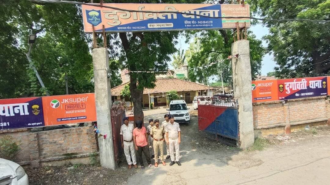 दुर्गावती थाना अंतर्गत गुप्त सूचना के आधार पर कुलहरिया मोड़ पर वाहन चेकिंग के दौरान एक कंटेनर (रजि० नं०-BR02GA5792) से 36 मवेशी को विधिवत् जप्त कर कंटेनर चालक सरताज चौधरी पे०-गायुर हसन सा०-चोनाह थाना-चौनहा जिला-गया को गिरफ्तार किया गया ।