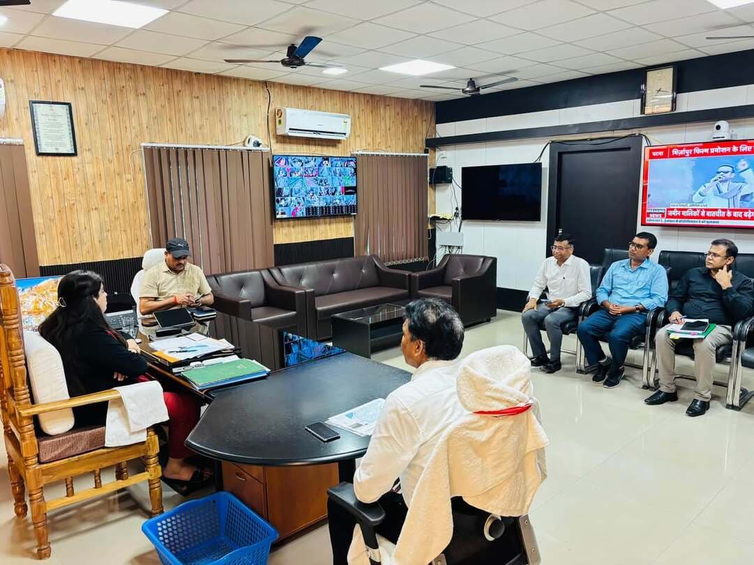 🚧 क्षतिग्रस्त पुल से भारी वाहनों के परिचालन पर तत्काल प्रभाव से प्रतिबंध
जिला पदाधिकारी, औरंगाबाद श्रीमती अभिलाषा शर्मा (भा.प्र.से.) के निर्देश पर बारूण-नवीनगर पथ के 11वें कि०मी० में ग्राम मेंह के पास सोन उच्चस्तरीय नहर पर स्थित क्षतिग्रस्त उच्चस्तरीय पुल से भारी वाहनों के परिचालन को तत्काल प्रभाव से प्रतिबंधित किया गया है।
यह निर्णय पुल की सुरक्षा एवं आमजनों की सुविधा को ध्यान में रखते हुए लिया गया है। वर्तमान में एनटीपीसी प्लांट के द्वितीय यूनिट के विस्तार/निर्माण कार्य के कारण क्षेत्र में भारी वाहनों का आवागमन बढ़ा हुआ है। पुल से भारी वाहनों के परिचालन पर रोक के बाद अम्बा एवं नवीनगर क्षेत्र में यातायात दबाव एवं जाम की संभावित स्थिति को देखते हुए जिला प्रशासन द्वारा वैकल्पिक व्यवस्थाओं पर कार्य किया जा रहा है।
🔹 जल संसाधन विभाग एवं RCD को समन्वय स्थापित कर भारी वाहनों के लिए वैकल्पिक मार्ग की संभावनाओं का शीघ्र आकलन करने का निर्देश।
🔹 पुलिस अधीक्षक एवं DSP Traffic को यातायात प्रबंधन की कार्ययोजना तैयार कर संबंधित थानों को आवश्यक दिशा-निर्देश देने का निर्देश।
🔹 उद्देश्य—यातायात दबाव कम करना, संभावित जाम को नियंत्रित करना तथा आमजनों का सुगम आवागमन सुनिश्चित करना।
जिला पदाधिकारी महोदया ने आमजनों एवं वाहन चालकों से अपील की है कि निर्धारित वैकल्पिक मार्गों का ही उपयोग करें तथा प्रतिनियुक्त दंडाधिकारी एवं पुलिस पदाधिकारियों के यातायात संबंधी निर्देशों का पालन करें।
*lसुरक्षित पुल • सुगम यातायात • आमजन की सुविधा
#Aurangabad #DistrictAdministrationAurangabad #TrafficManagement #RoadSafety #PublicSafety #NTPC #AurangabadBihar