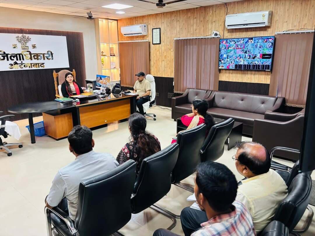 ई-निबंधन से आसान होगा रजिस्ट्री का काम 🏠💻
जिला पदाधिकारी, औरंगाबाद श्रीमती अभिलाषा शर्मा (भा.प्र.से.) ने आज जिले में लागू *ई-निबंधन/पेपरलेस निबंधन व्यवस्था* की समीक्षा की और इसके व्यापक प्रचार-प्रसार को लेकर आवश्यक निर्देश दिए।
📌 **ई-निबंधन के प्रमुख लाभ:**
• स्टाम्प की कमी की समस्या से मुक्ति
• डिजिटल साइन से दस्तावेजों की सुरक्षा एवं प्रामाणिकता
• घर बैठे ऑनलाइन आवेदन एवं स्लॉट बुकिंग की सुविधा
• वृद्धजन एवं दिव्यांगजन को विशेष सुविधा
• डिजिटल रिकॉर्ड से छेड़छाड़ की संभावना में कमी
• हार्ड कॉपी के साथ डिजिटल दस्तावेज का लिंक भी उपलब्ध
• डीड राइटर्स के माध्यम से ई-स्टाम्प की सुविधा
• आवश्यकता पड़ने पर डीड राइटर्स को प्रशिक्षण की व्यवस्था
औरंगाबाद जिला निबंधन कार्यालय में यह व्यवस्था 03 अगस्त 2026 से तथा अवर निबंधन कार्यालय, दाउदनगर में 17 अगस्त 2026 से प्रारंभ हो चुकी है।
जिला पदाधिकारी महोदया ने पंचायत स्तर तक ई-निबंधन का व्यापक प्रचार-प्रसार कराने का निर्देश दिया, ताकि अधिक से अधिक नागरिक इस सरल, सुरक्षित, पारदर्शी एवं नागरिक-केंद्रित व्यवस्था का लाभ उठा सकें और निबंधन कार्यालय के अनावश्यक चक्कर लगाने से बचें।
#eNibandhan #PaperlessRegistration #DigitalBihar #Aurangabad #DistrictAdministrationAurangabad #EaseOfLiving #DigitalIndia