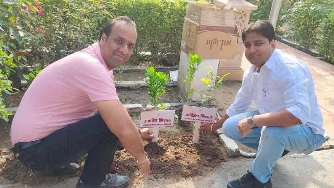 अग्रवाल वैश्य समाज ने चलाया पौधारोपण अभियान, हर सदस्य ने नेम प्लेट के साथ लगाया पौधा
भिवानी। पर्यावरण संरक्षण और हरियाली बढ़ाने के उद्देश्य से अग्रवाल वैश्य समाज द्वारा आदर्श महिला महाविद्यालय परिसर में पौधारोपण अभियान आयोजित किया गया। इस दौरान समाज के पदाधिकारियों और सदस्यों ने करीब 50 पौधे लगाए। अभियान की विशेष बात यह रही कि प्रत्येक सदस्य ने अपने पौधे के साथ अपनी नेम प्लेट लगाई और उसके संरक्षण व देखभाल की जिम्मेदारी स्वयं लेने का संकल्प लिया।
समाज के प्रदेश अध्यक्ष अशोक बुवानीवाला के मार्गदर्शन एवं भिवानी विधानसभा अध्यक्ष सतीश वैद्य के संयोजन में आयोजित इस अभियान में समाज के महासचिव आशीष मित्तल ने कहा कि केवल पौधे लगाना ही पर्याप्त नहीं है, बल्कि उन्हें पेड़ बनने तक नियमित रूप से पानी देना, सुरक्षा करना और देखभाल करना भी जरूरी है। इसी सोच के साथ प्रत्येक पौधे को एक सदस्य से जोड़ते हुए उसकी जिम्मेदारी तय की गई।
समाज के कोषाध्यक्ष अखिल मित्तल ने कहा कि शिक्षण संस्थानों में पौधारोपण का विशेष महत्व होता है। प्रत्येक सदस्य द्वारा अपने नाम की नेम प्लेट के साथ पौधा लगाने से लोगों में पर्यावरण के प्रति व्यक्तिगत जिम्मेदारी और जुड़ाव की भावना विकसित होगी।
आदर्श महिला महाविद्यालय की प्राचार्या डॉ. अलका मित्तल ने अग्रवाल वैश्य समाज की इस पहल की सराहना करते हुए कहा कि महाविद्यालय परिसर में लगाए गए पौधे आने वाली पीढ़ियों के लिए स्वच्छ और स्वस्थ वातावरण तैयार करने में महत्वपूर्ण भूमिका निभाएंगे। उन्होंने कहा कि ऐसे अभियान विद्यार्थियों में पर्यावरण संरक्षण और प्रकृति के प्रति संवेदनशीलता विकसित करने में सहायक होते हैं।
इस अवसर पर सुरेन्द्र बंसल, मनीष तायल, हर्षित सिंघल, नवीन मंगल, रमन अग्रवाल, कृष्ण सिंगला, विवेक महेश्वरी, कुंजन अग्रवाल, इंद्र केडिया, गणेश अग्रवाल, अनिल गर्ग, प्रकाश मित्तल, प्रवीण अग्रवाल, सुरेन्द्र अग्रवाल, अमन गुप्ता, पीयूष अग्रवाल, ललित मित्तल, सुमित डालमिया, हर्षित ईश्वरवालिया, आशीष बंसल, आशीष मित्तल, महेश अग्रवाल, मनोज बागड़ी, उमेश बंसल सहित महाविद्यालय का स्टाफ मौजूद रहा।
— राष्ट्रीय कदम न्यूज़
