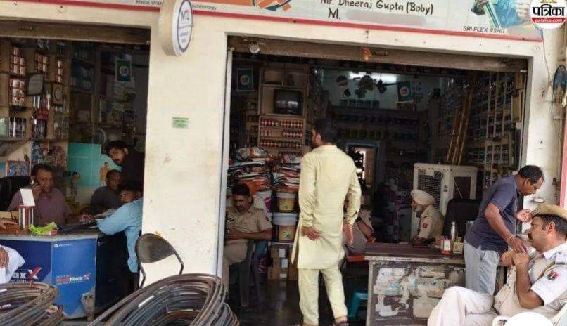 <nis:link nis:type=tag nis:id=राजस्थान nis:value=राजस्थान nis:enabled=true nis:link/> : फर्जी कागज बनाकर विदेशों में भेजे 815 करोड़, सीए के दफ्तर से चल रहा था पूरा खेल, आयकर विभाग ने मारा छापा
संगरिया की आवाज़।
<nis:link nis:type=tag nis:id=श्रीगंगानगर_रायसिंहनगर nis:value=श्रीगंगानगर_रायसिंहनगर nis:enabled=true nis:link/> शहर में बीते मंगलवार एक सीए के कार्यालय में आयकर विभाग की टीम की छापेमारी के बाद अरबों रुपए के फर्जी विदेशी रेमिटेंस घोटाले का पर्दाफाश हुआ है। आयकर विभाग के अनुसार फर्जी दस्तावेजों के आधार पर 815 करोड़ रुपये से अधिक की रकम विदेश भेजे जाने का मामला सामने आया है। विभाग की जांच के आधार पर चार्टर्ड अकाउंटेंट शेरिल गुप्ता के खिलाफ धोखाधड़ी और कथित फर्जी प्रमाण-पत्र जारी करने के आरोप में आयकर विभाग (जांच) श्रीगंगानगर के उप निदेशक कन्हैया लाल मीना की ओर से शुक्रवार को पुलिस में मामला दर्ज करवाया है।
18 अगस्त को जयपुर से पहुंची आयकर विभाग की टीम ने पुरानी धान मंडी स्थित मैसर्स शेरिल गुप्ता एसोसिएट के कार्यालय पर सर्वे किया था। सर्वे में पाया गया कि सीए शेरिल गुप्ता ने वित्तीय वर्ष 2021-22, 2022-23 और 2023-24 के दौरान कुल 1674 फॉर्म 15 सीबी जारी किए। विभाग के अनुसार इनमें से 1405 फॉर्म 15सीबी का डेटा डाउनलोड किया जा सका, जिससे पता चला कि 56 अलग-अलग रेमिटर कंपनियों और व्यक्तियों के जरिए 8 अरब 15 करोड़ 52 लाख 13 हजार 553 रुपए विदेश भेजे गए हैं। बाकी 269 फॉर्म 15 सीबी का डेटा डाउनलोड न हो पाने से विभाग को आशंका है कि घोटाले की रकम इससे भी ज्यादा हो सकती है।
क्या है 15 सीबी?
फॉर्म 15 सीबी वह अनिवार्य प्रमाण पत्र है, जो भारत से बाहर पैसा भेजने से पहले चार्टर्ड अकाउंटेंट द्वारा यह प्रमाणित करने के लिए दिया जाता है कि संबंधित रकम पर टैक्स देनदारी क्या है और डीटीएए का लाभ सही है या नहीं।
फर्जी कंपनियों का जाल
आईआईएफ रिपोर्ट में 56 एंटिटी को शेल या बोगस बताया गया है। इनका नेटवर्क कर्नाटक, केरल, महाराष्ट्र, गुजरात, दिल्ली, गोवा, हिमाचल, पंजाब और राजस्थान तक फैला है। जांच में कई कंपनियां या तो आयकर रिटर्न दाखिल नहीं कर रही थीं या कम टर्नओवर दिखा रही थीं, जबकि फ्रेट, शिपिंग और सॉफ्टवेयर सेवाओं के नाम पर विदेशों में बड़ी रकम भेजी गई।
सबसे बड़ा मामला बेंगलुरु के अरशद खान से जुड़ा
रिपोर्ट के अनुसार सबसे बड़ा मामला बेंगलुरु के अरशद खान से जुड़ा है। उसके जरिए 990 ट्रांजेक्शन में 610.55 करोड़ रुपए विदेश भेजे गए। केरल के कोच्चि में एक ही पते से संचालित दो एंटिटी के जरिए 44.63 करोड़ और 28.17 करोड़ रुपए भेजे गए। गुजरात की एल कॉमेटिडो मरीन शिपिंग ने 39.96 करोड़ रुपए विदेश भेजे। इसके अलावा मुंबई, कांगड़ा, भुवनेश्वर और गुरुग्राम की कंपनियां भी संदिग्ध लेन-देन में शामिल बताई गई हैं।
ऐसे हुआ करोड़ों का खेल
आयकर विभाग के अनुसार नियम 37 बीबी के तहत विदेश में भुगतान भेजने के लिए फॉर्म 15 सीबी जारी करते समय चार्टर्ड अकाउंटेंट को रेमिटर और विदेशी प्राप्तकर्ता के बीच हुए करार, बिल, बही-खाते तथा टीडीएस की दर की गहन जांच करनी होती है। आरोप है कि संबंधित सीए ने इन जरूरी दस्तावेजों की जांच किए बिना ही प्रमाण पत्र जारी कर दिए। वहीं सर्वे के दौरान लिए गए बयान में आरोपी सीए ने कथित तौर पर स्वीकार किया कि उसने दस्तावेज और बही-खाते देखे बिना प्रमाण पत्र जारी किए।
विभाग का आरोप है कि यह काम अवैध आर्थिक लाभ के लिए किया गया। आयकर विभाग के मुताबिक बिना टीडीएस काटे और वास्तविक सेवा के अभाव में विदेशों में रकम भेजना भारतीय रिजर्व बैंक के प्रावधानों तथा एफईडी मास्टर डायरेक्सन का उल्लंघन है।
विभाग ने दर्ज कराई एफआईआर
आयकर विभाग का आरोप है कि गलत प्रमाणपत्रों के आधार पर विदेश में रकम भेजी गई, जिससे देश के विदेशी मुद्रा भंडार को नुकसान हुआ। एफआईआर में भारतीय न्याय संहिता की धारा 318(4), 234, 229 और 3(5) के तहत कार्रवाई की गई है। इस मामले में 21 अगस्त को रायसिंहनगर थाने में सीए और 56 अन्य लोगों के खिलाफ एफआईआर दर्ज करवाई गई।
संगरिया की आवाज़
DIPR, Department of Information & Public Relations, Rajasthan Government of Rajasthan