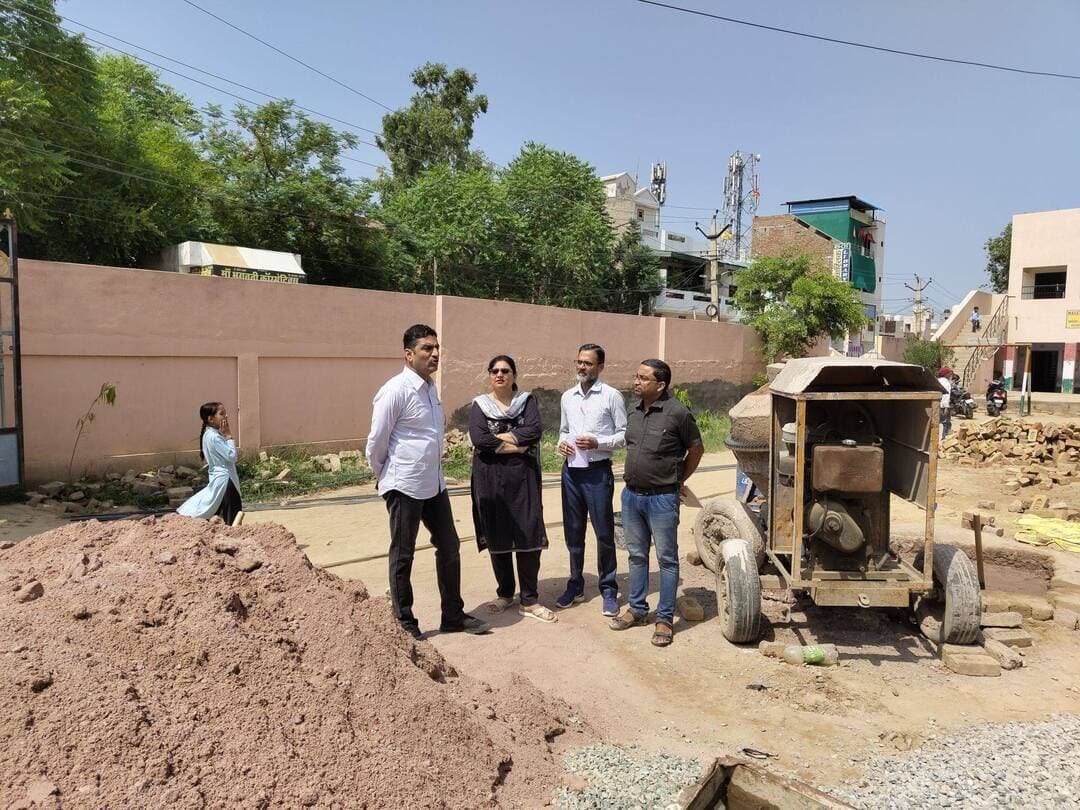 Sangaria Matdaan Maha Abhiyaan <nis:link nis:type=tag nis:id=संगरिया_नगरपालिका_आम_चुनाव: nis:value=संगरिया_नगरपालिका_आम_चुनाव: nis:enabled=true nis:link/> रिटर्निंग अधिकारी ने मतदान केंद्रों का किया व्यापक निरीक्षण, व्यवस्थाओं के दिए निर्देश
संगरिया की आवाज़।
संगरिया रिटर्निंग अधिकारी जय कौशिक ने नगरपालिका क्षेत्र के मतदान केंद्रों का निरीक्षण कर चुनाव के सफल, सुचारु और पारदर्शी संचालन के लिए आवश्यक तैयारियों का जायजा लिया। निरीक्षण के दौरान उन्होंने अधिशाषी अधिकारी नगरपालिका पवन कुमार को निर्देश दिए कि प्रत्येक मतदान केंद्र पर स्पष्ट रूप से मतदान केंद्र का नाम, संबंधित वार्ड संख्या तथा मतदान केंद्र संख्या अंकित की जाए जिससे मतदानकर्ताओं को चुनाव के दिन किसी प्रकार की असुविधा न हो।
मतदान कर्मियों के बैठने की व्यवस्था तथा सुविधाओं की उपलब्धता की जानकारी ली। शनिवार को निरीक्षण स्थानों में किसान शहीद स्मारक खालसा स्कूल, महात्मा गांधी राजकीय विद्यालय नंबर 2, एलबीएस स्कूल, राउप्रावि वार्ड नंबर 1, बीएन उमावि, ग्रावि बालिका उच्च माध्यमिक, पीएम श्री राउमावि स्टेट स्कूल, एसकेएम पब्लिक स्कूल, स्वामी केशवानंद कालेज, मानव मंगल महिला शिक्षा महाविद्यालय, डीआर स्कूल और डीसी स्कूल शामिल रहे।
रिटर्निंग अधिकारी ने प्रत्येक बूथ पर प्रवेश-निकास मार्ग साफ और सुगम रखने,
दिव्यांग तथा बुजुर्ग मतदाताओं के लिए प्रविष्टि पर सुविधाएँ और रैम्प की उपलब्धता सुनिश्चित करने के लिए संबंधित अधिकारियों को निर्देशित किया।
संगरिया की आवाज़
District Collector & Magistrate - Hanumangarh