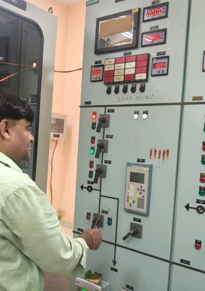 अररिया पलासी प्रखंड में निर्बाध एवं गुणवत्तापूर्ण विद्युत आपूर्ति सुनिश्चित करने हेतु पलासी ग्रिड से 33/11 के0वी0 विद्युत शक्ति उपकेंद्र पलासी तक नया 33 के0वी0 लाइन का निर्माण कार्य पूर्ण हो चुका है। नई लाइन के सफल ट्रायल होने के उपरांत आज 33/11 के0वी0 विद्युत शक्ति उपकेंद्र पलासी एवं बोची को पलासी ग्रिड से विद्युत आपूर्ति की गई। विद्युत कार्यपालक अभियंता अररिया गौरव कुमार ने बताया कि पूर्व में विद्युत शक्ति उपकेंद्र पलासी की विद्युत आपूर्ति अररिया ग्रिड से निकलने वाली 33 के0वी0 बोची फीडर से विद्युत शक्ति उपकेंद्र बोची के माध्यम से मिल रही थी। इस तरह अब नई लाइन के निर्माण हो जाने से जहाँ उपभोक्ता को निर्बाध एवं गुणवत्तापूर्ण विद्युत आपूर्ति होगी वहीं किसी एक 33 के0वी0 लाइन के ब्रेकडाउन होने की स्थिति में दूसरे 33 के0वी0 लाइन से दोनों विद्युत शक्ति उपकेंद्रों को विद्युत आपूर्ति उपलब्ध रहेगी। इस सफल ट्रायल के मौके पर सहायक विद्युत अभियंता जोकीहाट जिकेश कुमार, कनीय विद्युत अभियंता पलासी राजेश कुमार एवं पलासी ग्रिड के अभियंता तथा कर्मी मौजूद थे।