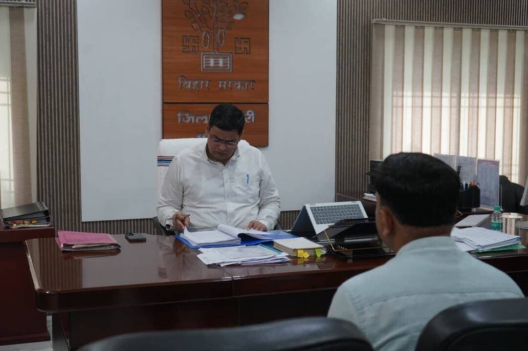 अररिया जिला पदाधिकारी ने जिला पंचायती राज कार्यालय के कार्यों की समीक्षा की, पंचायत स्तर पर कर्मियों की नियमित उपस्थिति एवं अभिलेखों के समुचित संधारण के दिए निर्देश
जिला पदाधिकारी अररिया श्री विनोद दूहन द्वारा जिला पंचायती राज कार्यालय के कार्यों की समीक्षा की गई। समीक्षा के दौरान पंचायत स्तर पर संचालित कार्यों, कर्मियों की उपस्थिति, पंचायत सरकार भवन एवं विवाह मंडप के लिए भूमि की उपलब्धता, लोक सेवाओं की सहज उपलब्धता तथा पंचायत स्तर पर अभिलेखों के संधारण सहित विभिन्न बिंदुओं पर आवश्यक निर्देश दिए गए।
जिला पदाधिकारी ने सभी पंचायतों में पंचायत स्तरीय कर्मियों की कार्य अवधि में नियमित उपस्थिति सुनिश्चित करने का निर्देश दिया। उन्होंने कहा कि कर्मियों की उपस्थिति बायोमैट्रिक अटेंडेंस के माध्यम से दर्ज कराई जाए तथा उपस्थिति के आधार पर ही मानदेय/वेतन भुगतान की व्यवस्था सुनिश्चित की जाए। इससे पंचायत स्तर पर कर्मियों की नियमित उपस्थिति सुनिश्चित होने के साथ आमजनों को सरकारी सेवाओं का समय पर लाभ मिल सकेगा।
समीक्षा के क्रम में पंचायतों में अवस्थित आरटीपीएस को आमजनों के लिए सहज एवं सुलभ तरीके से उपलब्ध कराने पर भी निर्देश दिए। जिला पदाधिकारी ने निर्देश दिया कि पंचायतों में प्रतिनियुक्त कर्मियों को बिना जिला पदाधिकारी के अनुमोदन के किसी अन्य कार्यालय में प्रतिनियुक्त नहीं किया जाए। उन्होंने स्पष्ट किया कि पंचायत स्तर पर आम लोगों को आवश्यक सेवाएं उपलब्ध कराने में पंचायत कर्मियों की भूमिका होती है, इसलिए उनकी उपलब्धता पंचायतों में सुनिश्चित रहनी चाहिए।
जिला पदाधिकारी ने प्रत्येक पंचायत में पंचायत सरकार भवन एवं विवाह मंडप के निर्माण हेतु आवश्यक भूमि की उपलब्धता सुनिश्चित करने को लेकर भी निर्देश दिए। उन्होंने जिला पंचायती राज पदाधिकारी को सभी सीओ की समीक्षा बैठक में अनिवार्य रूप से उपस्थित रहने तथा भूमि उपलब्धता से संबंधित मामलों की नियमित समीक्षा एवं आवश्यक कार्रवाई सुनिश्चित करने को कहा।
इसके अतिरिक्त पंचायत स्तर पर अभिलेखों के समुचित एवं व्यवस्थित संधारण को लेकर भी जिला पदाधिकारी ने गंभीरता से कार्य करने का निर्देश दिया। पंचायत स्तर पर विभिन्न अभिलेखों के संधारण के लिए जिला स्तर से प्रशिक्षण उपलब्ध कराने तथा आवश्यक प्रशिक्षण सामग्री उपलब्ध कराने का निर्देश दिया गया, ताकि पंचायत कर्मियों द्वारा अभिलेखों का सही एवं निर्धारित प्रक्रिया के अनुरूप संधारण सुनिश्चित किया जा सके।