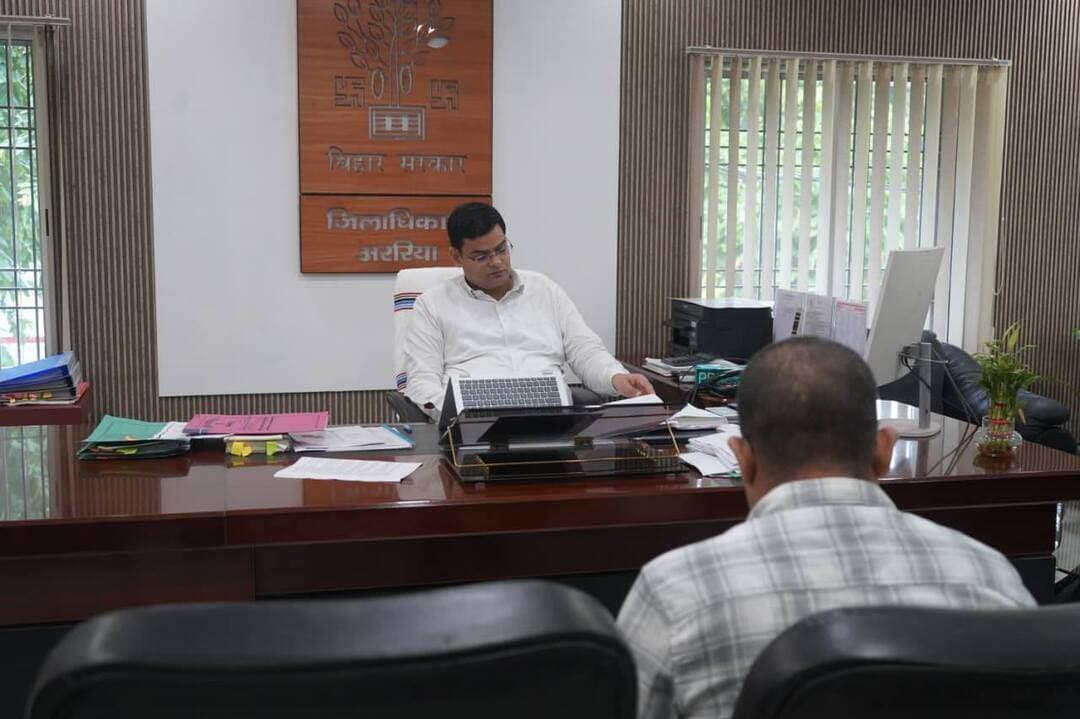 अररिया जिला पदाधिकारी ने की परिवहन विभाग की समीक्षात्मक बैठक
राजस्व लक्ष्य की प्राप्ति में तेजी लाने, लंबित कार्यों के त्वरित निष्पादन एवं बसों में अधिक किराया वसूली पर कार्रवाई के दिए निर्देश
जिला पदाधिकारी, अररिया श्री विनोद दूहन द्वारा आज जिला परिवहन कार्यालय, अररिया की समीक्षात्मक बैठक की गई। बैठक में परिवहन विभाग द्वारा किए जा रहे कार्यों, राजस्व संग्रहण, ड्राइविंग लाइसेंस एवं निबंधन प्रमाण-पत्र के निष्पादन सहित विभिन्न बिंदुओं की समीक्षा की गई तथा संबंधित पदाधिकारियों को आवश्यक निर्देश दिए गए।
समीक्षा के क्रम में जिला पदाधिकारी ने सभी विभागीय पदाधिकारियों को सरकार द्वारा निर्धारित राजस्व लक्ष्य के अनुरूप शत-प्रतिशत लक्ष्य प्राप्ति की दिशा में प्रभावी एवं समन्वित कार्रवाई करने का निर्देश दिया। समीक्षा में पाया गया कि अररिया जिले द्वारा जुलाई माह तक निर्धारित राजस्व लक्ष्य का 28.32 प्रतिशत प्राप्त किया गया है। जिला पदाधिकारी ने राजस्व संग्रहण में तेजी लाने तथा लक्ष्य की प्राप्ति हेतु नियमित रूप से समीक्षा एवं आवश्यक कार्रवाई सुनिश्चित करने का निर्देश दिया।
जिला पदाधिकारी ने ड्राइविंग लाइसेंस एवं निबंधन प्रमाण-पत्र से संबंधित आवेदनों का निर्धारित समय-सीमा के भीतर निष्पादन सुनिश्चित करने का निर्देश दिया। उन्होंने कहा कि आमजनों से संबंधित कार्यों को अनावश्यक रूप से लंबित नहीं रखा जाए तथा लंबित मामलों का प्राथमिकता के आधार पर त्वरित निष्पादन किया जाए।
बैठक के दौरान जिले में संचालित बसों द्वारा यात्रियों से निर्धारित किराया से अधिक राशि वसूले जाने की शिकायतों की भी समीक्षा की गई। जिला पदाधिकारी ने इस संबंध में विशेष जांच दल गठित कर जिलेभर में बसों का औचक निरीक्षण करने तथा निर्धारित किराया से अधिक राशि वसूलने वाले बस संचालकों के विरुद्ध नियमानुसार जुर्माना एवं अन्य वैधानिक कार्रवाई करने का निर्देश दिया। साथ ही बसों में निर्धारित किराया सारणी प्रदर्शित कराने एवं यात्रियों से केवल अनुमन्य किराया ही वसूलने का अनुपालन सुनिश्चित करने को कहा।
शहरी क्षेत्र में यातायात दबाव एवं जाम की स्थिति वाले क्षेत्रों की समीक्षा करते हुए जिला पदाधिकारी ने संबंधित अधिकारियों को आवश्यक कार्रवाई कर यातायात को सुचारू एवं नियंत्रित रखने का निर्देश दिया। उन्होंने भीड़भाड़ वाले क्षेत्रों में प्रभावी ट्रैफिक रेगुलेशन तथा आवश्यकता के अनुसार प्रवर्तन कार्रवाई सुनिश्चित करने को कहा।
बैठक में हिट एंड रन से संबंधित मामलों की भी समीक्षा की गई। जिला पदाधिकारी ने परिवहन विभाग के पदाधिकारियों एवं कर्मियों को निर्देश दिया कि ऐसे मामलों में मुआवजा राशि से संबंधित संचिकाओं का बिना किसी विलंब के निष्पादन सुनिश्चित किया जाए, ताकि पात्र लाभुकों को समय पर मुआवजे का लाभ मिल सके।
जिला पदाधिकारी ने स्पष्ट किया कि परिवहन विभाग से संबंधित आमजनों के कार्यों का समयबद्ध निष्पादन प्रशासन की प्राथमिकता है। उन्होंने सभी पदाधिकारियों एवं कर्मियों को निर्देशित किया कि लंबित मामलों की नियमित समीक्षा करते हुए उनका त्वरित निष्पादन सुनिश्चित करें तथा आमजन को किसी प्रकार की अनावश्यक कठिनाई न हो।
बैठक में जिला परिवहन पदाधिकारी सहित परिवहन विभाग के संबंधित पदाधिकारी एवं कर्मी उपस्थित थे।