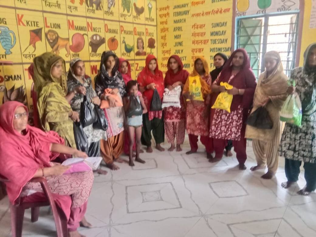 अररिया जिले के सभी आंगनबाड़ी केंद्रों पर THR का वितरण, जांच पदाधिकारियों ने किया निरीक्षण
अररिया जिला पदाधिकारी विनोद दूहन के दिशा-निर्देश में शनिवार को जिले के सभी आंगनबाड़ी केंद्रों पर टेक होम राशन (THR) का वितरण किया गया। लाभार्थियों को निर्धारित पोषाहार उपलब्ध कराने के साथ-साथ वितरण प्रक्रिया में पारदर्शिता एवं गुणवत्ता सुनिश्चित करने के उद्देश्य से जिला स्तर से नामित जांच पदाधिकारियों द्वारा विभिन्न प्रखंडों के आंगनबाड़ी केंद्रों का निरीक्षण किया गया।
निरीक्षण के दौरान पदाधिकारियों ने आंगनबाड़ी केंद्रों पर THR वितरण की स्थिति का जायजा लिया तथा वितरण पंजी का लाभार्थियों के साथ मिलान किया। साथ ही, FRS (फेस रिकग्निशन सिस्टम) के माध्यम से लाभार्थियों को उपलब्ध कराए जा रहे पोषाहार की प्रक्रिया की भी जांच की गई।
पदाधिकारियों ने यह भी सुनिश्चित किया कि निर्धारित मानकों के अनुरूप लाभार्थियों को पोषाहार उपलब्ध कराया जा रहा है।
जांच पदाधिकारियों ने आंगनबाड़ी केंद्रों पर उपलब्ध मूलभूत सुविधाओं, स्वच्छता एवं अन्य व्यवस्थाओं का भी निरीक्षण किया। संबंधित सेविका एवं सहायिका को पोषाहार वितरण में पारदर्शिता बनाए रखने तथा सभी पात्र लाभार्थियों को निर्धारित मात्रा में THR उपलब्ध कराने के निर्देश दिए गए।
जिला प्रशासन द्वारा आंगनबाड़ी केंद्रों पर संचालित पोषण संबंधी योजनाओं की नियमित निगरानी एवं निरीक्षण के माध्यम से योजनाओं का लाभ पात्र लाभार्थियों तक सुगमता और पारदर्शी तरीके से पहुंचाने पर विशेष जोर दिया जा रहा है।