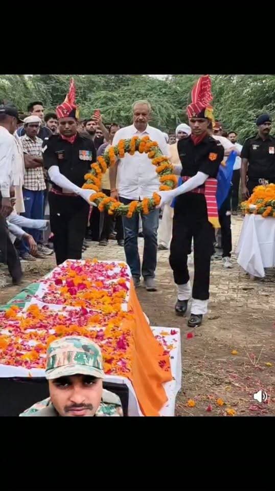 बहुत याद आओगे रविप्रकाश :
चरखी दादरी के कासनी गांव के शहीद रविप्रकाश को अंतिम विदाई :
सैल्युट सुनील सतपाल सांगवान विधायक चरखी दादरी।