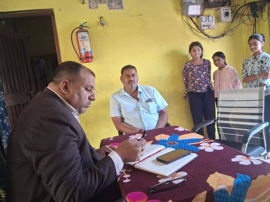 एनएचआरसी के विशेष मॉनिटर श्री बालकृष्णन गोयल ने कस्तूरबा गांधी बालिका छात्रावास और केंद्रीय जेल रीवा का किया निरीक्षण.
____________________
राष्ट्रीय मानव अधिकार आयोग के विशेष मॉनिटर श्री बालकृष्णन गोयल ने शिक्षा विभाग द्वारा संचालित कस्तूरबा गांधी बालिका छात्रावास बेलवा पैकान, विकासखण्ड रायपुर कर्चुलियान तथा केंद्रीय जेल रीवा का गहन निरीक्षण किया। निरीक्षण के दौरान नोडल अधिकारी नयन सिंह जिला कार्यक्रम अधिकारी महिला एवं बाल विकास, सहायक संचालक जीवेन्द्र सिंह, शिक्षा विभाग तथा जेल प्रशासन के वरिष्ठ अधिकारी उपस्थित रहे।
कस्तूरबा गांधी बालिका छात्रावास के निरीक्षण के दौरान पाया गया कि 6वीं से 10वीं कक्षा तक की बालिकाओं के लिए 200 बेड की क्षमता के विरुद्ध 196 बालिकाएं निवासरत हैं। श्री गोयल ने छात्राओं से सामूहिक चर्चा की तथा किचन शेड, रहवास, भोजन और पानी की गुणवत्ता का विधिवत जायजा लिया। बालिकाओं ने व्यवस्थाओं और भोजन की स्थिति पर संतोष व्यक्त किया। चर्चा के दौरान कई छात्राओं ने भविष्य में आईएएस, आईपीएस, शिक्षक तथा प्रोफेसर बनने की अपनी आकांक्षाएं साझा कीं, जिस पर श्री गोयल ने अधीक्षिका को बालिकाओं के लिए जूडो-कराटे और करियर काउंसलिंग की अतिरिक्त व्यवस्था कराने के निर्देश दिए। निरीक्षण में वर्तमान भवन की स्थिति असंतोषजनक पाई गई। पास ही बन रहा नया भवन पिछले तीन वर्षों से अपूर्ण है और वर्तमान में केवल एक चौकीदार कार्यरत है। इस पर शिक्षा विभाग के अधिकारियों को तत्काल दो अतिरिक्त चौकीदारों की व्यवस्था करने तथा अपूर्ण भवन का कार्य पूर्ण कराकर बालिकाओं को नवीन छात्रावास में स्थानांतरित करने के निर्देश दिए गए।
इसके पश्चात श्री गोयल ने केंद्रीय जेल रीवा का निरीक्षण किया। जेल में 50 व्यक्तियों की टीम द्वारा 2,315 कैदियों के लिए दो शिफ्टों में गुणवत्तापूर्ण भोजन तैयार किया जाता है। किचन निरीक्षण के दौरान उन्होंने फायर सेफ्टी की जानकारी ली और उप जेल अधीक्षक को संबंधित स्टाफ को विशेष प्रशिक्षण दिलाने के निर्देश दिए। जेल में कैदियों की संख्या के अनुपात में बैरक कम होने पर एसओपी तैयार करने और जिला स्तरीय अधिकारियों के नियमित निरीक्षण की समीक्षा की गई। स्वास्थ्य व्यवस्था के तहत जेल में स्थायी चिकित्सक न होने तथा जिला अस्पताल के डॉक्टरों पर निर्भरता को आपत्तिजनक मानते हुए तुरंत स्थायी व्यवस्था सुनिश्चित करने के निर्देश दिए गए।
महिला कैदियों से चर्चा के दौरान उन्हें शिक्षा और कौशल प्रशिक्षण से जोड़ने पर जोर दिया गया। शिक्षित महिला कैदियों को अन्य महिलाओं को साक्षर करने के लिए प्रेरित किया गया, जिस पर उन्होंने सहमति जताई। इसके साथ ही महिला अधिकारी को निर्देश दिए गए कि महिलाओं के समूह बनाकर उन्हें सिलाई, अचार, पापड़ और बरी बनाने हेतु सामग्री उपलब्ध कराई जाए तथा उनके विक्रय की व्यवस्था की जाए। इन सामग्रियों का क्रय स्वयं जेल प्रशासन द्वारा भी कैदियों के भोजन हेतु किया जा सकता है। महिला कैदियों ने स्पष्ट किया कि जेल प्रशासन द्वारा भोजन, रहवास या व्यवहार में कोई भेदभाव नहीं किया जाता।
निरीक्षण के दौरान महिला कैदियों के साथ 6 से 7 वर्ष के कुल 13 बच्चे भी पाए गए, जिनके लिए पृथक क्रैच और प्री-स्कूल एजुकेशन की पर्याप्त व्यवस्था नहीं थी। इस पर नाराजगी व्यक्त करते हुए जिला प्रशासन को नवाचार के रूप में तत्काल पृथक प्रस्ताव भेजने के निर्देश दिए गए। निरीक्षण से संबंधित सभी दस्तावेजों को पृथक से संरक्षित कर लिया गया है। श्री गोयल द्वारा अगले दिन 23 अगस्त को बाल सम्प्रेक्षण गृह रीवा का निरीक्षण किया जाएगा।
CM Madhya Pradesh Dr Mohan Yadav Department Of Women Child Development, Madhya Pradesh Jansampark Madhya Pradesh
#Rewa #रीवा