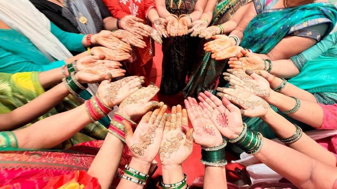 सावन की मेहंदी और तनिष्क का उत्सव, महिलाओं ने जमाया रंग .. खबर कमेंट बॉक्स में