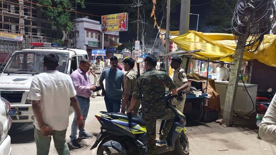 चाय की गुमटी के ऊपर छिपा था ‘नशे का खेल’! 15 पुड़िया हेरोइन और तराजू बरामद ... खबर कमेंट बॉक्स में