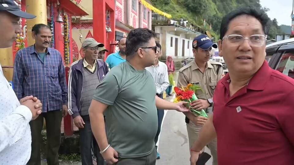 कार्तिक स्वामी धाम के विकास को लेकर डीएम का बड़ा एक्शन,
कनकचौरी से मंदिर तक पैदल ट्रैक का होगा कायाकल्प, रैन शेल्टर-पेयजल-रेलिंग और डस्टबिन जैसी सुविधाओं पर जोर, विस्तृत कार्ययोजना शासन को भेजी जाएगी!!
रुद्रप्रयाग। धार्मिक और पर्यटन की दृष्टि से महत्वपूर्ण कार्तिक स्वामी धाम को बेहतर सुविधाओं से जोड़ने की दिशा में जिला प्रशासन ने बड़ा कदम उठाया है। शनिवार को जिलाधिकारी विशाल मिश्रा ने कनकचौरी से कार्तिक स्वामी मंदिर तक पैदल पहुंचकर पूरे क्षेत्र का स्थलीय निरीक्षण किया। डीएम ने पैदल मार्ग, मंदिर परिसर और श्रद्धालुओं के लिए उपलब्ध मूलभूत सुविधाओं का जायजा लेते हुए अधिकारियों को व्यवस्थाओं को प्राथमिकता के आधार पर मजबूत करने के निर्देश दिए।
निरीक्षण के दौरान जिलाधिकारी ने कनकचौरी से मंदिर तक पूरे पैदल ट्रैक की स्थिति देखी। उन्होंने कहा कि श्रद्धालुओं और पर्यटकों की सुरक्षा एवं सुविधा को ध्यान में रखते हुए पैदल मार्ग को व्यवस्थित और सुगम बनाया जाना जरूरी है। इसके लिए आवश्यक स्थानों पर रेलिंग, साइनेज और डस्टबिन लगाने के साथ ही जरूरत के अनुसार सीसी कार्य कराए जाने की संभावनाओं का भी आकलन किया गया।
मंदिर परिसर में निरीक्षण के दौरान डीएम ने श्रद्धालुओं को मिल रही सुविधाओं की जानकारी ली। उन्होंने स्वच्छता, पेयजल, रैन शेल्टर, सौंदर्यीकरण और अन्य मूलभूत सुविधाओं को लेकर मंदिर समिति एवं विभागीय अधिकारियों से चर्चा की। उन्होंने कहा कि श्रद्धालुओं की जरूरतों को ध्यान में रखते हुए सुविधाओं का चरणबद्ध विकास किया जाए।
डीएम ने स्पष्ट किया कि पूरे पैदल ट्रैक को व्यवस्थित एवं विकसित करने के लिए विस्तृत कार्ययोजना तैयार कर शासन को भेजी जाएगी। जनपद स्तर पर होने वाले कार्यों को संबंधित विभागों के माध्यम से प्राथमिकता पर पूरा कराया जाएगा।
जिलाधिकारी ने कहा कि मुख्यमंत्री के निर्देशों के अनुपालन में जनपद के धार्मिक एवं पर्यटन महत्व वाले स्थलों का स्थलीय निरीक्षण किया जा रहा है। इसका उद्देश्य मौके पर ही आवश्यकताओं और समस्याओं को चिन्हित कर उनके समाधान की ठोस कार्ययोजना तैयार करना है।
उन्होंने बताया कि कार्तिक स्वामी क्षेत्र के निरीक्षण में डस्टबिन, पर्याप्त पेयजल और रैन शेल्टर की जरूरत प्रमुखता से सामने आई है। इन कार्यों को प्राथमिकता के आधार पर पूरा किया जाएगा।
निरीक्षण के बाद जिलाधिकारी ने कार्तिक स्वामी मंदिर में पूजा-अर्चना कर जनपदवासियों की सुख-समृद्धि एवं खुशहाली की कामना की। उन्होंने मंदिर समिति के पदाधिकारियों और स्थानीय ग्रामीणों से संवाद कर क्षेत्र की समस्याएं और आवश्यकताएं भी जानीं। डीएम ने ग्रामीणों को भरोसा दिलाया कि प्राथमिकता के आधार पर संबंधित विभागों के माध्यम से समस्याओं के समाधान की कार्रवाई की जाएगी।
इस दौरान मुख्य विकास अधिकारी राजेंद्र सिंह रावत, जिला विकास अधिकारी मनविंदर कौर, सहायक पर्यटन विकास अधिकारी संजय मेहरा, जिला आपदा प्रबंधन अधिकारी नंदन सिंह रजवार, अधिशासी अभियंता जल निगम रमाकांत गुप्ता, मंदिर समिति अध्यक्ष विक्रम सिंह नेगी, मुख्य पुजारी नंदपुरी, मंदिर समिति सचिव बलराम नेगी, उप प्रबंधक रमेश सिंह समेत संबंधित अधिकारी, मंदिर समिति पदाधिकारी, ग्रामीण एवं श्रद्धालु मौजूद रहे।