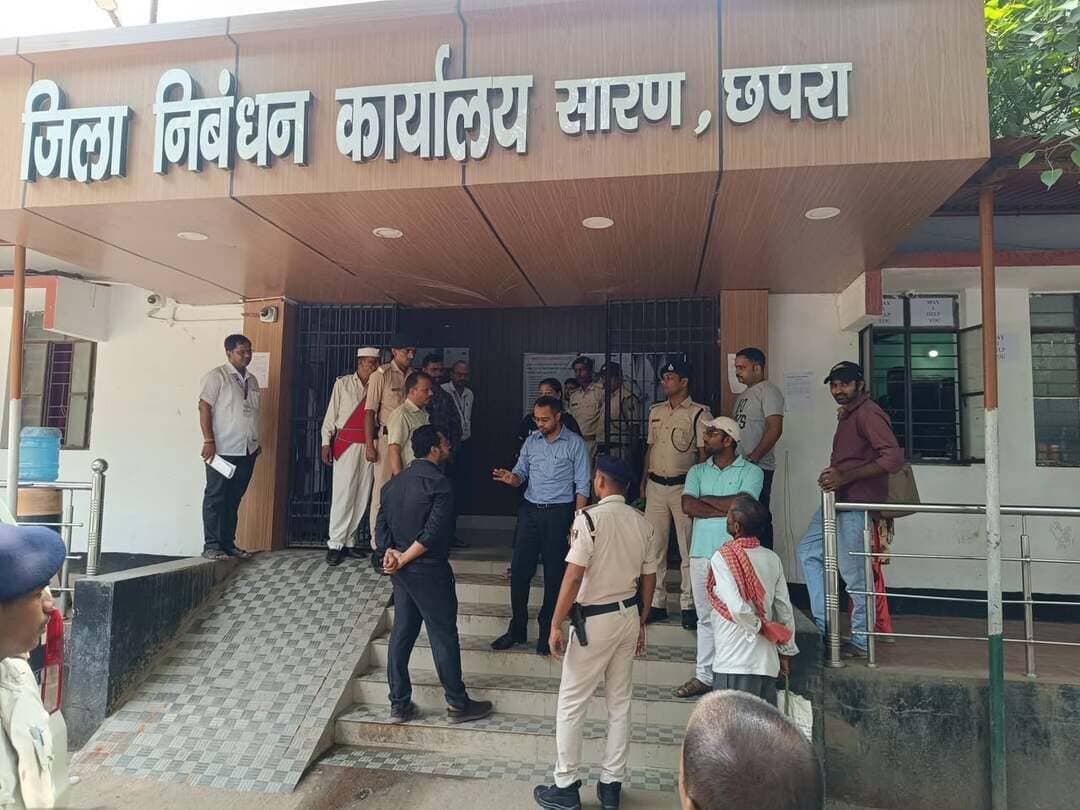 *पेपरलेस निबंधन से आसान हुई प्रक्रिया, आमजन की सुविधा के लिए व्यवस्थाओं को और बेहतर बनाने के निर्देश*
*
*पेपरलेस निबंधन व्यवस्था को अधिक सहज एवं पारदर्शी बनाने के लिए हेल्पडेस्क, फ्लो चार्ट, चेकलिस्ट एवं सूचना प्रदर्शन की व्यवस्था सुदृढ़ करने का निर्देश:- जिलाधिकारी*
=================
सारण, 22 अगस्त 2026
=================
जिला पदाधिकारी, सारण श्री वैभव श्रीवास्तव ने आज जिला निबंधन कार्यालय का निरीक्षण कर निबंधन प्रक्रिया, विभिन्न काउंटरों, आम नागरिकों को उपलब्ध कराई जा रही सुविधाओं तथा वर्तमान *ऑनलाइन एवं पेपरलेस निबंधन व्यवस्था* का विस्तृत जायजा लिया। उन्होंने कहा कि पुराने कागजी एवं अधिक प्रक्रियात्मक तरीके की तुलना में वर्तमान पेपरलेस व्यवस्था को आमजन के लिए और अधिक *सरल, सहज, पारदर्शी एवं सुविधाजनक* बनाया जाना आवश्यक है।
निरीक्षण के दौरान जिला पदाधिकारी ने निबंधन कार्यालय में उपस्थित आम नागरिकों एवं रैयतों से सीधे संवाद कर निबंधन प्रक्रिया में उन्हें होने वाली कठिनाइयों, उपलब्ध सुविधाओं एवं अपेक्षाओं की जानकारी ली। उन्होंने संबंधित पदाधिकारियों को प्राप्त सुझावों एवं समस्याओं का त्वरित समाधान सुनिश्चित करने का निर्देश दिया।
जिला पदाधिकारी ने कहा कि पेपरलेस व्यवस्था का उद्देश्य केवल कागज का उपयोग कम करना नहीं, बल्कि *निबंधन की पूरी प्रक्रिया को कम समय में, कम परेशानी के साथ और अधिक पारदर्शिता* के साथ पूरा कराना है। इसके लिए नागरिकों को आवेदन से लेकर दस्तावेज प्राप्त करने तक प्रत्येक चरण की स्पष्ट जानकारी एक ही स्थान पर उपलब्ध होनी चाहिए।
निरीक्षण के दौरान उन्होंने ‘मे *आई हेल्प यू’* काउंटर का जायजा लिया तथा इसे आमजन के लिए और अधिक सुविधाजनक बनाने के लिए खिड़की में स्लाइडिंग की व्यवस्था एवं बाहर की ओर अतिरिक्त काउंटर विकसित करने का निर्देश दिया। उन्होंने कहा कि कार्यालय आने वाले नागरिकों को प्रारंभिक स्तर पर ही सही जानकारी मिल जाए, ताकि उन्हें अनावश्यक रूप से विभिन्न काउंटरों के चक्कर न लगाने पड़ें।
जिला पदाधिकारी ने निबंधन की पूरी प्रक्रिया को सरल भाषा में समझाने के लिए फ्लो *चार्ट तैयार कर होर्डिंग/फ्लेक्स के माध्यम से प्रदर्शित* करने का निर्देश दिया। इसमें ऑनलाइन आवेदन, आवश्यक दस्तावेज, शुल्क, सत्यापन, पेपरलेस प्रक्रिया एवं निबंधित दस्तावेज प्राप्त करने तक की पूरी प्रक्रिया को क्रमवार प्रदर्शित करने को कहा गया।
उन्होंने सभी लिपिकों एवं संबंधित कर्मियों को निबंधन प्रक्रिया तथा आमजन को आवश्यक जानकारी उपलब्ध कराने के लिए प्रशिक्षित करने का निर्देश दिया। पब्लिक इंटरेक्शन वाले काउंटरों पर प्रशिक्षित एवं व्यवहार कुशल कर्मियों की प्रतिनियुक्ति सुनिश्चित करने को कहा, ताकि पेपरलेस प्रक्रिया से संबंधित किसी भी शंका का समाधान नागरिकों को मौके पर ही मिल सके।
जिला पदाधिकारी ने *आरटीआई काउंटर एवं संचिकाओं के निष्पादन जैसे आंतरिक कार्यों* से संबंधित काउंटरों को पब्लिक इंटरेक्शन वाले स्थान से अलग कर कार्यालय के अंदर की ओर व्यवस्थित करने का निर्देश दिया, ताकि नागरिकों के लिए बनाए गए सेवा काउंटरों पर बेहतर एवं सुचारू व्यवस्था सुनिश्चित हो सके।
उन्होंने हेल्पडेस्क की व्यवस्था को और सुदृढ़ करते हुए *तीन हेल्पडेस्क* सुनिश्चित करने का निर्देश दिया। साथ ही आवश्यक दस्तावेजों की चेकलिस्ट, निर्धारित शुल्क, प्रक्रिया एवं अन्य जरूरी जानकारी स्पष्ट रूप से प्रदर्शित करने को कहा, ताकि नागरिकों को बार-बार जानकारी के लिए किसी अन्य व्यक्ति पर निर्भर न रहना पड़े।
उन्होंने अक्सर पूछे जाने वाले प्रश्नों (FAQ) एवं सामान्य शंकाओं से संबंधित जानकारी का विशेष होर्डिंग/फ्लेक्स कार्यालय के बाहर प्रदर्शित कराने तथा कार्यालय के बाहर नोटिस बोर्ड के समीप *टीवी स्क्रीन* लगाने का निर्देश दिया। स्क्रीन पर निबंधन प्रक्रिया, फ्लो चार्ट एवं आवश्यक दिशा-निर्देश लगातार प्रदर्शित किए जाएंगे।
निरीक्षण के दौरान जिला पदाधिकारी ने *स्पॉट फोटो एवं जीपीएस* आधारित फोटो से संबंधित प्रक्रिया की जानकारी ली। अवर निबंधक श्री अभिषेक सिंह ने बताया कि वर्तमान व्यवस्था के तहत संबंधित प्रक्रिया में जीपीएस आधारित फोटो अनिवार्य है तथा *ऑनलाइन पेपरलेस व्यवस्था लागू है।*
राशि जमा करने एवं चालान जमा करने की प्रक्रिया की समीक्षा के दौरान जिला पदाधिकारी ने आमजन की सुविधा को ध्यान में रखते हुए चालान जमा करने की *समयावधि 3:30 बजे से बढ़ाकर 4:00 बजे तक* करने के संबंध में आवश्यक निर्देश दिए, ताकि नागरिकों को अतिरिक्त सुविधा मिल सके।
निरीक्षण के क्रम में जिला पदाधिकारी ने स्वयं एक रैयत को *निबंधित डीड के कागजात सौंपे।* उन्होंने दस्तावेज उपलब्ध कराने की व्यवस्था की समीक्षा करते हुए आमजन को बेहतर गुणवत्ता में दस्तावेज उपलब्ध कराने के लिए *कलर प्रिंटर की सुविधा* सुनिश्चित करने का निर्देश दिया।
उन्होंने चालान काउंटर का भी निरीक्षण किया तथा इसे आमजन की सुविधा के अनुरूप अधिक व्यवस्थित एवं सुलभ बनाने का निर्देश दिया। उन्होंने कहा कि पेपरलेस *निबंधन व्यवस्था का वास्तविक लाभ तभी मिलेगा, जब नागरिकों को निबंधन की प्रक्रिया, आवश्यक दस्तावेज, निर्धारित शुल्क, समय-सीमा एवं अन्य जरूरी जानकारी सरल एवं स्पष्ट रूप* से उपलब्ध हो।
जिला पदाधिकारी ने कहा कि आधुनिक पेपरलेस व्यवस्था से निबंधन प्रक्रिया को पुराने कागजी तरीके की तुलना में अधिक *सुगम, पारदर्शी एवं समयबद्ध* बनाया जा सकता है। कार्यालय की व्यवस्थाओं को इस प्रकार विकसित किया जाए कि आम नागरिक को कम से कम परेशानी हो और निबंधन कार्य के लिए अनावश्यक रूप से कार्यालय में अधिक समय नहीं बिताना पड़े।
उन्होंने संबंधित पदाधिकारियों को निरीक्षण के दौरान दिए गए सभी निर्देशों का शीघ्र अनुपालन सुनिश्चित करने तथा जिला निबंधन कार्यालय में *आमजन की सुविधा, पारदर्शिता और सम्मानजनक सेवा वितरण* को सर्वोच्च प्राथमिकता देने का निर्देश दिया।