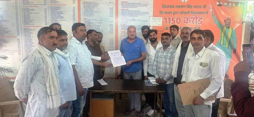 अनुबंधित बिजली कर्मियों का सरकार को अल्टीमेटम
मांगें अनदेखी हुईं तो होगा ACS कार्यालय का घेराव
विधायक लक्ष्मण यादव को सौंपा ज्ञापन
रेवाड़ी समाचार पंकज कुमार।
अनुबंधित विद्युत कर्मचारी संघ हरियाणा के पदाधिकारियों ने कर्मियों की विभिन्न मांगों को लेकर मुख्यमंत्री के नाम विधायक लक्ष्मण यादव को मांगों का ज्ञापन सौंपा। विधायक ने कर्मियों को विश्वास दिलाया कि उनकी मांगों को प्रमुखता के साथ मुख्यमंत्री के समक्ष रखकर समाधान कराया जाएगा।
ज्ञापन में संघ पदाधिकारियों ने बताया कि विभाग हित में अपनी सेवाएं देते हुए सैंकड़ों अनुबंधित कर्मचारी अपनी जान गंवा चुके हैं। अनुबंधित कर्मियों का योगदान विभागीय कार्यों में काफी ज्यादा है, लेकिन उनकी मांगों को लगातार अनदेखा किया जा रहा है। उन्होंने यह भी चेताया कि संगठन ने फैसला लिया है कि यदि उनकी मांगों को अब भी अनदेखा किया गया तो वह अतिरिक्त मुख्य सचिव कार्यालय का घेराव करने को मजबूर होंगे।
ज्ञापन में अपनी मांगों को रखते हुए संघ ने बिजली विभाग में अनुबंधित कर्मचारियों को सिक्योरिटी ऑफ सर्विस एक्ट के पात्र कर्मचारियों के अनुभव को ध्यान में रखते हुए बिना किसी डोक्युमेंट वैरिफिकेशन के नियुक्ति पत्र जारी करते हुए 15 अगस्त 2024 से एरियर सहित वेतन दिलाया जाए। डायरेक्ट विभाग रोल पर लगे अनुबंधित कर्मियों को समान काम समान वेतन दिलवाया जाए। महंगाई के अनुसार उनके वेतन में बढ़ोतरी की जाए। हरियाणा विद्युत उत्पादन निगम लि. के अंतर्गत खेदड़ व यमुनानगर थर्मल में पांच वर्षों से कार्यरत अनुबंधित कर्मियों को एचकेआरएन में शामिल किया जाए व इससे अधिक समय से कार्य करने वालों को सिक्योरिटी सर्विस एक्ट में शामिल किया जाए। विभाग में होने वाले हादसों को देखते हुए सभी कर्मचारियों को रिस्क अलाउंस दिया जाए। विभाग की चारों कंपनियों में कार्यरत सभी अनुबंधित कर्मियों को चिरायु कार्ड की बजाय रेगुलर कर्मचारियों की तरह मेडिकल पोलिसी का लाभ दिलवाया जाए। सेवानिवृत्ति पर अनुबंध कर्मियों को कम से कम 11 लाख सम्मान राशि व समारोह आयोजन के लिए 21 हजार रुपये अलग से दिए जाएं। अनुबंधित कर्मियों को विभाग में होने वाली हरियाणा पावर स्पोर्टस ग्रुप की सभी खेल स्पर्धाओं में शामिल किया जाए। एक्सग्रेसिया पोलिसी के तहत मृतक कर्मियों के आश्रितों को तीन माह में विभाग की ओर से नौकरी दिलाई जाए, क्योंकि दो वर्ष से अधिक समय से जान गंवाने वालों के परिवार को अभी तक नौकरी नहीं मिली है। सभी अनुबंधित महिला कर्मियों को वेतन सहित चाइल्ड केयर लिव का लाभ दिया जाए तथा सभी अनुबंधित कर्मियों को 80 यूनिट प्रत्येक माह का लाभ दिया जाए।
<nis:link nis:type=tag nis:id=rewari nis:value=rewari nis:enabled=true nis:link/> <nis:link nis:type=tag nis:id=laxmansinghyadav nis:value=laxmansinghyadav nis:enabled=true nis:link/> <nis:link nis:type=tag nis:id=nayabsainiofficial nis:value=nayabsainiofficial nis:enabled=true nis:link/> <nis:link nis:type=tag nis:id=nayabsaini nis:value=NayabSaini nis:enabled=true nis:link/>