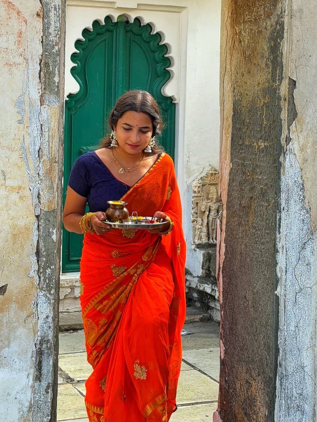 Shielding my eyes from the sun, but letting the grace shine through
#sareepose #shivsankar #shivpuja #sawanspecial