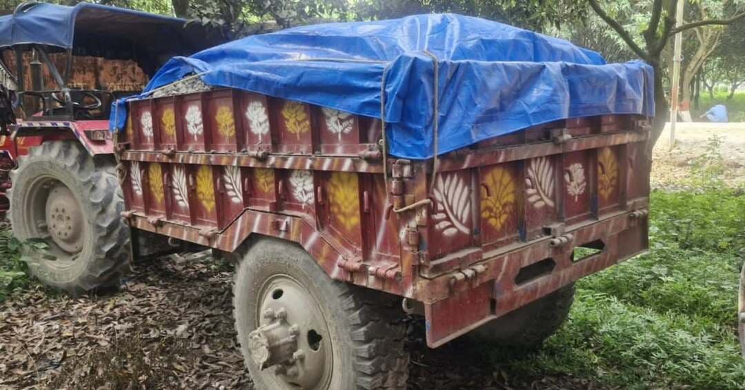 समाहरणालय पूर्णिया,
जनसंपर्क कार्यालय,
प्रेस विज्ञप्ति:1184,
दिनांक:-22 अगस्त 2026,
==================
ओवरलोड गिट्टी लदें दो डबल डाला ट्रैक्टर जब्त:-
जिला पदाधिकारी पूर्णिया श्री अंशुल कुमार भा०प्र०से० के निर्देश पर जिले में अवैध खनन,ओवरलोडिंग वाहनों और डबल डाला वाले ट्रैक्टर-ट्रकों के विरुद्ध जिला प्रशासन द्वारा लगातार कार्रवाई की जा रही है।
इसी क्रम में शनिवार को खनन विभाग की टीम ने महराजपुर पंचायत के रानीबाड़ी चौक से गिट्टी लदे दो ओवरलोडिंग डबल डाला ट्रैक्टर को जब्त किया गया है।
सूचना प्राप्त हुई कि दोनों ट्रैक्टर गुलाबबाग से ग्रामीण सड़क के रास्ते बेलवा गांव की ओर गिट्टी लेकर जा रहे थे। रानीबाड़ी चौक पर जांच के दौरान दोनों ट्रैक्टरों को रोककर कागजात एवं लदे गिट्टी की जांच की गई। जांच में निर्धारित क्षमता से अधिक गिट्टी लदी पाए जाने पर दोनों वाहनों को जब्त कर लिया गया।
जब्त दोनों ट्रैक्टरों को मुफस्सिल थाना लाया गया, जहां खनन निरीक्षक प्रखर प्रज्ञा ने सीजर लिस्ट तैयार कर वाहनों को थाना के सुपुर्द कर दिया। कार्रवाई के संबंध में पत्रांक 1079 जारी किया गया है।
खनन निरीक्षक प्रखर प्रज्ञा ने बताया कि जिलाधिकारी के निर्देश पर जिलेभर में ओवरलोड ट्रैक्टर-ट्रक के साथ ही अवैध खनन और मिट्टी के अवैध उठाव के खिलाफ लगातार अभियान चलाया जा रहा है। इसी अभियान के तहत शनिवार को दो ओवरलोड डबल डाला ट्रैक्टर पकड़े गए हैं। उन्होंने बताया कि जब्त ट्रैक्टरों में एक का निबंधन नंबर BR11GE2527 है, जबकि दूसरे ट्रैक्टर पर निबंधन नंबर अंकित नहीं था। एक ट्रैक्टर में करीब 130 सीएफटी, जबकि दूसरे में करीब 150 सीएफटी गिट्टी लदी हुई थी। निर्धारित क्षमता से अधिक और बिना परिवहन चालान का पाया गया।
वहीं, मुफस्सिल थानाध्यक्ष विवेक कुमार ने बताया कि खनन निरीक्षक द्वारा जब्त किए गए दोनों ट्रैक्टरों को आवश्यक कार्रवाई के लिए मुफस्सिल थाना में सुपुर्द किया गया है। मामले में नियमानुसार आगे की कार्रवाई की जा रही है।