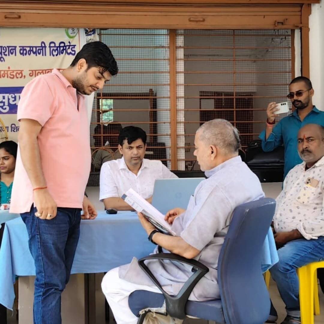 समाहरणालय, पूर्णिया,
जनसंपर्क कार्यालय,
प्रेस विज्ञप्ति:-1183
दिनांक:-22 अगस्त 2026,
=================
अध्यक्ष सह प्रबन्ध निदेशक बिहार स्टेट पाॅवर होल्डिंग कम्पनी लिमिटेड पटना तथा जिलाधिकारी,पूर्णिया श्री अंशुल कुमार भा०प्र०से० के दिशा निर्देश एवं मार्गदर्शन में विद्युत विपत्र सम्बन्धित शिकायतों के समाधान को लेकर 22 अगस्त 2026 को पूर्णिया जिला अंतर्गत विद्युत कार्यपालक अभियंता कार्यालय तथा उसके अधीनस्थ अवर प्रमंडल कार्यालयों में विशेष कैम्प का आयोजन किया गया।
विद्युत आपूर्ति अवर प्रमंडल पूर्णिया ग्रामीण के इस विशेष कैम्प का माननीय विधायक पूर्णिया सदर श्री विजय कुमार खेमका द्वारा निरीक्षण किया गया तथा संतोष व्यक्त किया गया।
सम्पूर्ण जिला अंतर्गत विभिन्न कैंपों में कुल 58 आवेदन प्राप्त हुए। जिसमें मीटर तथा विद्युत विपत्र सुधार से संबंधित 36 तथा नाम बदलने एवं अन्य शिकायत से संबंधित कुल 22 आवेदन दर्ज किए गए।
कुल प्राप्त आवेदनों में से 17 आवेदनों का त्वरित निष्पादन किया गया तथा अन्य 41 को संबंधित कनीय अभियंता के कार्यालय को अग्रेतर करवाई हेतु हस्तगत कराया गया है। शेष आवेदन को भी निर्धारित समय सीमा अंदर निष्पादित करने की त्वरित कार्रवाई की जा रही है।
गुरुवार को कार्यालय में प्रधानमंत्री सूर्य घर मुफ़्त बिजली योजना के तहत भी सोलर अधिष्ठापन हेतु 19 नए आवेदन प्राप्त हुए जिसमें वेंडर चयन और बैंक लोन स्वीकृति हेतु आगे की कार्रवाई की जा रही है।
यह शिविर विद्युत आपूर्ति प्रमंडल पूर्णिया पश्चिमी एवं पूर्णिया पूर्वी कार्यालय के साथ साथ अवर प्रमंडल पूर्णिया शहरी, के0नगर, धमदाहा, बनमनखी, अमौर, पूर्णिया ग्रामीण और बायसी अवर प्रमंडल कार्यालयों में लगाए गए।
शिविर में मीटर रीडिंग, गलत विपत्र, बकाया राशि तथा विपत्र से सम्बन्धित शिकायतों का प्राथमिकता के आधार पर निष्पादन किया गया।
जैसा कि बिहार सरकार द्वारा प्रधानमंत्री सूर्य घर मुफ्त बिजली योजना अंतर्गत प्रति किलोवाट 10000(दस हजार) तथा अधिकतम 20000 की सब्सिडी दी जा रही है। इस प्रकार केंद्रीय सरकार एवं राज्य सरकार द्वारा संयुक्त रूप से 1 किलोवाट के लिए 40000(चालीस हजार),2 किलोवाट के लिए 80000(अस्सी हजार) तथा 3 किलोवाट के लिए 98000 ( अन्ठानवे हजार)तक की सब्सिडी सोलर पैनल प्लांट अधिष्ठापन पर पहले आओ पहले पाओ के आधार पर दी जा रही है।
इस लिए इस विशेष शिविर में प्रधानमंत्री सूर्य घर मुफ़्त बिजली योजना के तहत घरेलू श्रेणी में रूफटॉप सोलर अधिष्ठापन हेतु आवेदन भी स्वीकार किया गया।