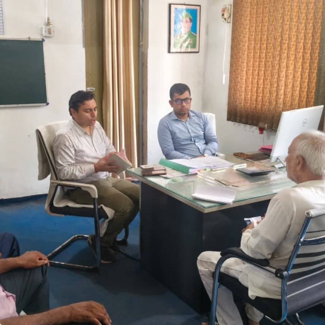 समाहरणालय पूर्णिया,
जनसंपर्क कार्यालय,
प्रेस विज्ञप्ति :-1182,
दिनांक:-22/08/2026,
===============
दिनांक 22 अगस्त 2026 को दैनिक भास्कर समाचार पत्र में प्रकाशित शीर्षक:-- "पेपरलेस रजिस्ट्री के चौथे दिन भी आवेदन शून्य, असमंजस कायम"
उक्त शीर्षक के संबंध में ज्ञातव्य हो कि बिहार सरकार ने राज्य के सभी 141निबंधन कार्यालयों में जमीन की खरीद-बिक्री के लिए पेपरलेस निबंधन (डिजिटल रजिस्ट्री) व्यवस्था लागू कर दी है।
इस नई प्रक्रिया के तहत क्रेताओं को रजिस्ट्री के दिन ही क्यूआर (QR) कोड वाला रंगीन निबंधित दस्तावेज मिल जाता है।
सभी दस्तावेज में ई-केवाईसी (e-KYC) तथा डिजिटल हस्ताक्षर का उपयोग किया जाता है।
इससे फर्जी दस्तावेजों और दस्तावेजों में छेड़खानी या जालसाजी की घटनाओं पर रोक लगेगी।
पेपरलेस निबंधन प्रक्रिया दस्तावेजों के निबंधन प्रक्रिया को वैश्विक मानकों के अनुरूप बनाने का बिहार सरकार का सराहनीय प्रयास है।
इस निबंधन व्यवस्था के सफल क्रियान्वयन हेतु श्री अंशुल कुमार (भा०प्र०से०) समाहर्ता -सह-जिला निबंधक,महोदय पूर्णिया के आदेश से अनुमंडल पदाधिकारी,पूर्णिया सदर एवं जिला अवर निबंधक,पूर्णिया द्वारा दस्तावेज लेखकों एवं प्रशिक्षुओं के साथ शनिवार को बैठक की गई।
बैठक में पेपरलेस निबंधन प्रक्रिया की विशेषताओं पर प्रकाश डाला गया।
नई निबंधन प्रणाली में सेवा प्रदाता के रूप में उनके दायित्वों को रेखांकित किया गया।
दस्तावेज लेखकों द्वारा अपने सरोकार से जुड़े हुए मुद्दों को साझा करते हुए आवश्यक कार्रवाई का अनुरोध किया गया।
अनुमंडल पदाधिकारी द्वारा अत्याधुनिक तकनीकी उपलब्धियों के निबंधन प्रक्रिया में उपयोग को आज के दौर के लिए बेहद जरूरी एऊ उपयोगी बताते हुए सभी हितधारकों से इसका गर्मजोशी से स्वागत करने एवं व्यापक रूप से अपनाने पर बल दिया गया।