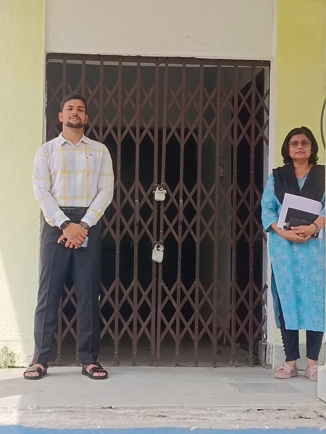 समाहरणालय, पूर्णिया
(जिला जनसंपर्क कार्यालय)
प्रेस विज्ञप्ति:- 1180,
दिनांक:- 22 अगस्त 2026,
====================
*जिला निर्वाचन पदाधिकारी-सह-जिला पदाधिकारी ने EVM/VVPAT वेयरहाउस का किया निरीक्षण*
श्री अंशुल कुमार (भा०प्र०से०), जिला निर्वाचन पदाधिकारी-सह-जिला पदाधिकारी, पूर्णिया द्वारा शनिवार को समाहरणालय परिसर स्थित EVM/VVPAT वेयरहाउस वाह्य निरीक्षण किया गया।
निरीक्षण के क्रम में जिला निर्वाचन पदाधिकारी-सह-जिला पदाधिकारी द्वारा वेयरहाउस में स्थापित EVM/VVPAT के रख-रखाव, विद्युतीकरण, CCTV कैमरा, अग्निशमन यंत्र सहित अन्य सुरक्षा एवं व्यवस्थागत उपकरणों का जायजा लिया गया।
जिला निर्वाचन पदाधिकारी-सह-जिला पदाधिकारी द्वारा वेयरहाउस परिसर में पर्याप्त साफ-सफाई एवं व्यवस्थित रख-रखाव सुनिश्चित करने हेतु संबंधित पदाधिकारी एवं कर्मियों को आवश्यक दिशा-निर्देश दिया गया। साथ ही सुरक्षा व्यवस्था एवं अग्निशमन उपकरणों की कार्यशीलता को नियमित रूप से सुनिश्चित करने का निर्देश दिया गया।
जिला पदाधिकारी महोदय द्वारा EVM/VVPAT के सुरक्षित एवं समुचित रख-रखाव तथा वेयरहाउस में उपलब्ध सुरक्षा व्यवस्थाओं पर संतोष एवं प्रसन्नता व्यक्त की गई।
निरीक्षण के दौरान उप निर्वाचन पदाधिकारी,संजुला कुमारी एवं संबंधित अधिकारी एवं पुलिस पदाधिकारी मौजूद थे।