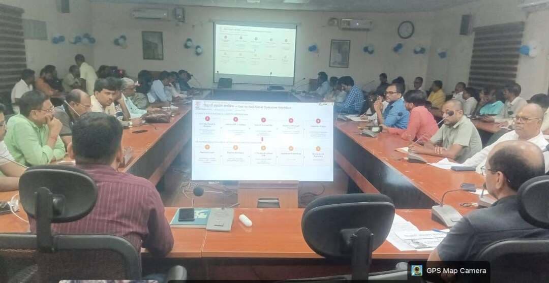 जिला जनसंपर्क कार्यालय, मधेपुरा
*_प्रेस विज्ञप्ति_*
*विद्यार्थियों की शैक्षणिक समस्याओं के त्वरित समाधान के लिए 25 अगस्त से आयोजित होगा “विद्यार्थी सहयोग शिविर”*
*विद्यार्थी सहयोग पोर्टल के संचालन को लेकर पदाधिकारियों एवं कर्मियों को दिया गया प्रशिक्षण*
*समस्याओं के समाधान के साथ शिक्षा व्यवस्था को बेहतर बनाने के लिए विद्यार्थियों से लिए जाएंगे सुझाव*
मधेपुरा, 22 अगस्त 2026।
विकसित भारत के निर्माण में विद्यार्थियों की महत्वपूर्ण भूमिका को देखते हुए जिला प्रशासन द्वारा उनकी शैक्षणिक समस्याओं एवं शिकायतों के त्वरित, पारदर्शी एवं प्रभावी समाधान की दिशा में महत्वपूर्ण पहल की गई है। इसी क्रम में दिनांक 25 अगस्त 2026 से जिले के विभिन्न सरकारी शैक्षणिक संस्थानों में “विद्यार्थी सहयोग शिविर” का आयोजन किया जाएगा। शिविर के माध्यम से विद्यार्थियों की समस्याओं का निर्धारित समय-सीमा में निराकरण करने के साथ-साथ शिक्षा व्यवस्था को और बेहतर बनाने के लिए उनसे उपयोगी सुझाव भी प्राप्त किए जाएंगे।
*विद्यार्थी सहयोग पोर्टल के संचालन को लेकर प्रशिक्षण*
कार्यक्रम के सफल एवं प्रभावी संचालन के उद्देश्य से दिनांक 22 अगस्त 2026 को अपराह्न 01:00 बजे से 03:00 बजे तक झल्लू बाबू सभागार, मधेपुरा में संबंधित पदाधिकारियों एवं कर्मियों के लिए प्रशिक्षण कार्यक्रम आयोजित किया गया। प्रशिक्षण में जिला सूचना विज्ञान अधिकारी, मधेपुरा श्री विवेकानंद एवं आईटी मैनेजर, मधेपुरा श्री तरुण कुमार द्वारा विद्यार्थी सहयोग पोर्टल के संचालन एवं शिकायतों के प्रभावी अनुश्रवण से संबंधित आवश्यक जानकारी एवं प्रशिक्षण प्रदान किया गया।
प्रशिक्षण में संबंधित विद्यालय/महाविद्यालय के प्राचार्य/प्रधानाध्यापक द्वारा अपने योग्य कंप्यूटर ऑपरेटर एवं तकनीकी कर्मी की सहभागिता सुनिश्चित की गई। साथ ही संबंधित विभागों के नोडल पदाधिकारी, जिला शिक्षा पदाधिकारी, जिला कल्याण पदाधिकारी एवं जिला अल्पसंख्यक कल्याण पदाधिकारी की सहभागिता भी सुनिश्चित की गई।
*शिकायतों के समाधान के साथ विद्यार्थियों के सुझावों को भी मिलेगा महत्व*
विद्यार्थी सहयोग पोर्टल के माध्यम से विद्यार्थी अपनी शैक्षणिक समस्याओं एवं शिकायतों को दर्ज कर सकेंगे। प्राप्त शिकायतों को संबंधित विभाग/पदाधिकारी के माध्यम से निर्धारित समय-सीमा में निष्पादित करने की व्यवस्था की गई है।
इसके अतिरिक्त विद्यार्थियों को अपनी समस्याएं सीधे संबंधित अधिकारियों के समक्ष रखने तथा शिक्षा व्यवस्था में सुधार के लिए अपने महत्वपूर्ण एवं उपयोगी सुझाव देने का अवसर भी मिलेगा। विद्यार्थी शिक्षा व्यवस्था के प्रथम एवं प्रमुख लाभार्थी हैं, इसलिए उनकी समस्याओं के साथ-साथ उनके सुझावों को भी जिला प्रशासन द्वारा विशेष महत्व दिया जा रहा है।
*इन संस्थानों में आयोजित होंगे विद्यार्थी सहयोग शिविर*
मधेपुरा जिले के विभिन्न सरकारी शैक्षणिक संस्थानों में विद्यार्थी सहयोग शिविर आयोजित किए जाएंगे। इनमें प्रमुख रूप से—
- विश्वविद्यालय एवं अंगीभूत महाविद्यालय
- अभियंत्रण महाविद्यालय एवं पॉलिटेक्निक
- चिकित्सा महाविद्यालय एवं पारा मेडिकल महाविद्यालय
- आईटीआई एवं नर्सिंग स्कूल
- सिमुलतला आवासीय विद्यालय
- पिछड़ा एवं अति पिछड़ा वर्ग कल्याण विभाग के छात्रावास
- अनुसूचित जाति एवं अनुसूचित जनजाति कल्याण विभाग के छात्रावास
- अल्पसंख्यक कल्याण विभाग के छात्रावास
- कस्तूरबा गांधी छात्रावास
- समाज कल्याण विभाग द्वारा संचालित विद्यालय
शामिल हैं।
*समस्याओं के समयबद्ध समाधान के लिए विद्यार्थियों से अपील*
जिला प्रशासन ने जिले के सभी विद्यार्थियों से अपील की है कि वे विद्यार्थी सहयोग पोर्टल के माध्यम से अपनी वास्तविक शैक्षणिक समस्याओं, शिकायतों एवं उपयोगी सुझावों को दर्ज करें। प्राप्त शिकायतों का संबंधित विभाग द्वारा नियमानुसार एवं समयबद्ध तरीके से प्रभावी समाधान सुनिश्चित किया जाएगा।
विद्यार्थी सहयोग पोर्टल हेल्पलाइन
*हेल्पलाइन नंबर : 1100*
समय : *प्रातः 08:00 बजे से रात्रि* *08:00 बजे तक*
(कार्य दिवसों में)
जिला प्रशासन का उद्देश्य विद्यार्थियों की समस्याओं का त्वरित समाधान सुनिश्चित करने के साथ-साथ उनकी सक्रिय भागीदारी से जिले की शिक्षा व्यवस्था को अधिक सुगम, संवेदनशील, पारदर्शी एवं गुणवत्तापूर्ण बनाना है।
Information & Public Relations Department, Government of Bihar