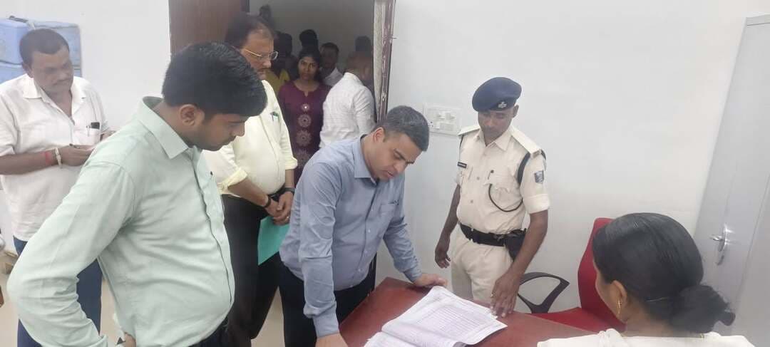 समाहरणालय, मधेपुरा
जिला जनसंपर्क कार्यालय
*प्रेस विज्ञप्ति*
दिनांक: 22 अगस्त 2026
स्थान: मधेपुरा
*जिलाधिकारी श्री अभिषेक रंजन ने गम्हरिया प्रखंड में स्वास्थ्य सेवाओं का किया गहन निरीक्षण*
*सामुदायिक स्वास्थ्य केन्द्र में मरीजों को बेहतर स्वास्थ्य सुविधाएं उपलब्ध कराने पर जोर, समुचित उपयोग को लेकर अधिकारियों को दिए आवश्यक निर्देश*
जिलाधिकारी, मधेपुरा श्री अभिषेक रंजन (भा.प्र.से.) द्वारा दिनांक 22.08.2026 को गम्हरिया प्रखंड क्षेत्र का भ्रमण करते हुए विभिन्न सरकारी संस्थानों का गहन निरीक्षण किया गया। निरीक्षण के दौरान जिलाधिकारी ने स्वास्थ्य सेवाओं की स्थिति, मरीजों को उपलब्ध कराई जा रही सुविधाओं संबंधित पदाधिकारियों को आवश्यक दिशा-निर्देश दिए।
*सामुदायिक स्वास्थ्य केन्द्र, गम्हरिया का किया गहन निरीक्षण*
भ्रमण के क्रम में जिलाधिकारी द्वारा सामुदायिक स्वास्थ्य केन्द्र, गम्हरिया का विस्तृत निरीक्षण किया गया। उन्होंने अस्पताल के विभिन्न महत्वपूर्ण हिस्सों का जायजा लेते हुए स्वास्थ्य सुविधाओं की उपलब्धता एवं संचालन की स्थिति की जानकारी ली।
जिलाधिकारी ने विशेष रूप से एक्स-रे कक्ष, ओपीडी, ईसीजी कक्ष, दवा कक्ष एवं दवा भंडार का निरीक्षण किया तथा मरीजों को उपलब्ध कराई जा रही स्वास्थ्य सेवाओं के संबंध में संबंधित स्वास्थ्य पदाधिकारियों से जानकारी प्राप्त की।
उन्होंने निर्देश दिया कि अस्पताल में आवश्यक दवाओं की पर्याप्त उपलब्धता एवं उचित भंडारण सुनिश्चित किया जाए तथा मरीजों को निर्धारित मानकों के अनुरूप स्वास्थ्य सेवाएं उपलब्ध कराई जाएं।
*स्वच्छता, पेयजल एवं मरीजों के लिए गुणवत्तापूर्ण भोजन पर विशेष जोर*
जिलाधिकारी ने अस्पताल परिसर की साफ-सफाई एवं स्वच्छता व्यवस्था का भी जायजा लिया। उन्होंने अस्पताल परिसर एवं मरीजों के वार्ड में नियमित साफ-सफाई सुनिश्चित करने, पर्याप्त एवं स्वच्छ पेयजल की व्यवस्था रखने तथा मरीजों को स्वच्छ, पौष्टिक एवं गुणवत्तापूर्ण भोजन उपलब्ध कराने का निर्देश दिया।
उन्होंने स्पष्ट किया कि अस्पताल में आने वाले मरीजों एवं उनके परिजनों को किसी प्रकार की असुविधा न हो तथा स्वास्थ्य संस्थान में स्वच्छ, सुरक्षित एवं मरीज-अनुकूल वातावरण सुनिश्चित किया जाए।
__
निरीक्षण के दौरान संबंधित विभागों के पदाधिकारी एवं कर्मी उपस्थित रहे।
Information & Public Relations Department, Government of Bihar