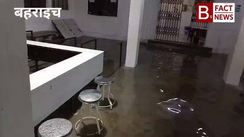 सिस्टम लाचार, मरीज लाचार: बहराइच मेडिकल कॉलेज में घुटने तक पानी, जलभराव के बीच जांच कराने को मजबूर लोग
यह नजारा है बहराइच मेडिकल कॉलेज के पैथोलॉजी विभाग का। शनिवार सुबह हुई मूसलाधार बारिश ने अस्पताल प्रशासन के दावों की हवा निकाल दी है।
परिसर में घुटने तक पानी भरा है, लेकिन मजबूरी ऐसी कि मरीज और उनके तीमारदार इसी जलभराव के बीच खड़े होकर खून की जांच के लिए अपनी बारी का इंतजार कर रहे हैं।
पानी निकासी का कोई इंतजाम न होने से संक्रमण फैलने का खतरा और बढ़ गया है। स्वास्थ्य व्यवस्था की यह तस्वीर खुद बता रही है कि जमीनी हकीकत क्या है।