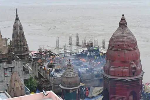 वाराणसी के सभी घाट डूबे, छतों पर किया जा रहा अंतिम संस्कार
भारी बारिश के बाद, वाराणसी में घाट पर बने 100 छोटे-बड़े मंदिर भी डूब गए हैं.
मणिकर्णिका घाट की छत पर अंतिम संस्कार हो रहा है. तो वहीं, दशाश्वमेध घाट की गंगा आरती भी छत पर कराई जा रही है.
यूपी में लगातार बारिश से गंगा- घाघरा समेत 6 नदियां खतरे के निशान से ऊपर बताई जा रही हैं. वहीं 13 ज़िलों में बाढ़ जैसे हालात हो गए हैं.