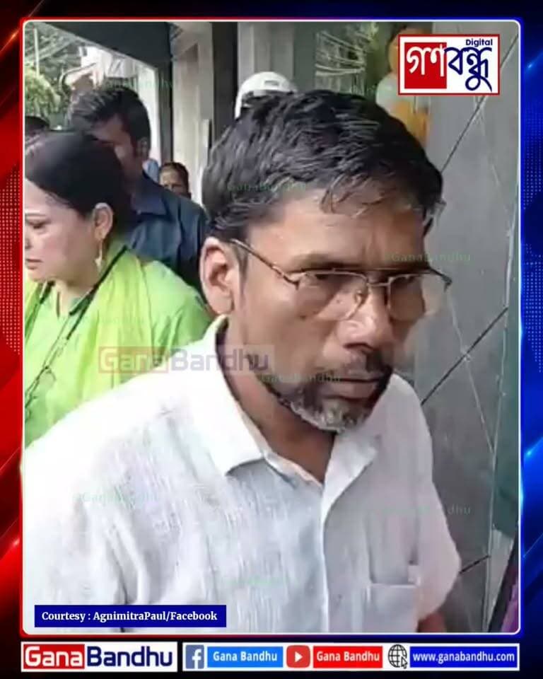 "ফুটপাতে বাচ্চার দুধ গরম! এটা কি সংসার পাতার জায়গা? গরিব বলে ফুটপাথে বসে রান্না, আমি সহ্য করব না" - ফুটপাথ দখল দেখে রেগে আগুন অগ্নিমিত্রা পাল
#GanaBandhu #AgnimitraPaul