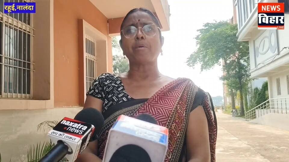 #नालन्दा - मैनेजमेंट के नाम पर ली गई राशि और रिजल्ट में गड़बड़ी का आरोप लगाकर गौतम इंस्टीट्यूट ऑफ नर्सिंग एंड पैरामेडिक्स संस्थान में स्टूडेंट्स ने किया जमकर तोड़फोड़ और बबाल।
टीवी कैमरा कुर्सी टेबल कांच तोड़े।बीडीओ सीओ थानाध्यक्ष मौके पर मौजूद।
नालंदा से संवाददाता राकेश कुमार
गौतम इंस्टीट्यूट ऑफ नर्सिंग एंड पैरामेडिक्स संस्थान में शनिवार को लगातार चौथे दिन छात्र-छात्राओं का आक्रोश देखने को मिला। मैनेजमेंट के नाम पर राशि लिए जाने और रिजल्ट में गड़बड़ी का आरोप लगाते हुए वर्ष 2024-28 बैच के बीएससी नर्सिंग सेमेस्टर-1 के छात्र-छात्राओं ने कॉलेज परिसर में जमकर हंगामा किया।
आक्रोशित छात्र-छात्राओं ने कॉलेज परिसर में तोड़फोड़ करते हुए टीवी, कुर्सियां, खिड़कियों के शीशे, गमले सहित कई सामान को क्षतिग्रस्त कर दिया। इसके बाद शांतिदूत अस्पताल के बाहर भी छात्रों ने जमकर रोड़ेबाजी की, जिसमें अस्पताल के बड़े दरवाजे क्षतिग्रस्त होने की बात सामने आई है। छात्रों का आरोप है कि कॉलेज प्रबंधन द्वारा सेमेस्टर फर्स्ट के एग्जाम में रिजल्ट में 90% स्टूडेंट्स का परिक्षा फल काफी खराब रहा।घटना की सूचना मिलते ही प्रखंड विकास पदाधिकारी धर्मराज कुमार, अंचलाधिकारी राजकमल, थानाध्यक्ष राज कुमार चौधरी सहित ललित विजय और दिनेश कुमार मौके पर पहुंचे। अधिकारियों ने उग्र छात्र-छात्राओं को समझाने और स्थिति को नियंत्रित करने का प्रयास किया। फिलहाल कॉलेज परिसर में तनाव का माहौल बना हुआ है। प्रशासनिक अधिकारी छात्रों से बातचीत कर मामले को शांत कराने में जुटे हैं। छात्रों की ओर से लगाए गए आरोपों और तोड़फोड़ की घटना को लेकर आगे की कार्रवाई प्रशासनिक जांच के बाद स्पष्ट हो सकेगी। वहीं गौतम इंस्टिट्यूट के हेड क्लर्क ममता सिन्हा ने बताया कि स्टूडेंट के द्वारा लगाए गए आरोप बेबुनियाद है। उन्होंने बताया कि कॉलेज परिसर के स्मार्ट क्लास में लगभग करोड़ों रुपए की समान को विद्यार्थियों के द्वारा नष्ट कर दिया गया है। उन्होंने बताया कि चिन्हित करके स्थानीय थाना में उनके विरुद्ध मामला अध्यक्ष करवाई जाएगी।
