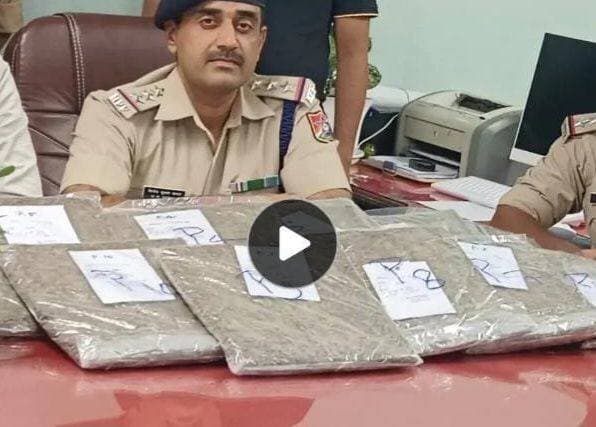 छपरा जंक्शन पर ट्रेन से 10 किलो गांजा बरामद, RPF-GRP की संयुक्त कार्रवाई
छपरा। छपरा जंक्शन पर रेलवे सुरक्षा बल (RPF), राजकीय रेल पुलिस (GRP) और अपराध खुफिया शाखा (CIB) की संयुक्त टीम ने कार्रवाई करते हुए ट्रेन से करीब 10 किलो गांजा बरामद किया है। बरामद गांजे की अनुमानित कीमत करीब 5.07 लाख रुपये बताई गई है। हालांकि, कार्रवाई के दौरान किसी तस्कर की गिरफ्तारी नहीं हो सकी।
जानकारी के अनुसार, 15715 किशनगंज-अजमेर गरीब नवाज एक्सप्रेस करीब 5:15 बजे छपरा जंक्शन के प्लेटफॉर्म नंबर-1 पर पहुंची। इसी दौरान टीम को गुप्त सूचना मिली कि ट्रेन के A-1 कोच में सीट संख्या 43 और 44 के नीचे एक पिट्ठू बैग में मादक पदार्थ रखा गया है।
सूचना के आधार पर संयुक्त टीम ने संबंधित कोच की तलाशी ली। ड्यूटी पर तैनात टीटी द्वारा एक लावारिस पिट्ठू बैग टीम को सौंपा गया। बैग की जांच करने पर अलग-अलग पैकेट में मादक पदार्थ बरामद हुआ। प्रारंभिक जांच में पदार्थ के गांजा होने की पुष्टि हुई।
इसके बाद बैग को RPF पोस्ट लाया गया, जहां डिजिटल तराजू से वजन करने पर कुल 10.140 किलोग्राम गांजा बरामद हुआ। इसकी अनुमानित बाजार कीमत करीब 5,07,000 रुपये आंकी गई है।
रेल पुलिस अब यह पता लगाने में जुटी है कि गांजा ट्रेन में किसने रखा था और इसे कहां से लाया तथा कहां ले जाया जा रहा था। मामले की जांच के लिए CCTV फुटेज, यात्रियों से पूछताछ और अन्य उपलब्ध साक्ष्यों को खंगाला जा रहा है। बरामद गांजे के संबंध में GRP छपरा द्वारा आगे की कानूनी कार्रवाई की जा रही है।
छपरा से न्यूज़ रिपोर्ट।