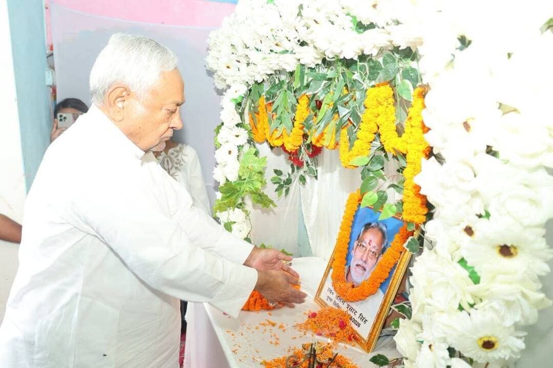 नालंदा - पूर्व मुख्यमंत्री नीतीश कुमार ने सिरसी गांव पहुंच कर दिवंगत ललन प्रसाद सिंह को दी श्रद्धांजलि
सुरक्षा करहा पुख्ता इंतजाम
नालंदा से संवाददाता राकेश कुमार
हरनौत - बिहार के पूर्व मुख्यमंत्री एवं जदयू के राष्ट्रीय अध्यक्ष नीतीश कुमार शनिवार की शाम नालंदा जिले के हरनौत प्रखंड क्षेत्र के सिरसी गांव पहुंचे। उन्होंने दिवंगत अनिल कुमार सिंह उर्फ ललन प्रसाद सिंह के चित्र पर पुष्प अर्पित कर श्रद्धांजलि दी और शोकाकुल परिजनों से मुलाकात कर अपनी संवेदना व्यक्त की।
नीतीश कुमार के आगमन को लेकर गांव में स्थानीय लोगों और जदयू कार्यकर्ताओं में खासा उत्साह देखने को मिला। उनकी एक झलक पाने के लिए बड़ी संख्या में ग्रामीण कार्यक्रम स्थल के आसपास जुटे रहे। पूर्व मुख्यमंत्री करीब पांच से दस मिनट तक गांव में रुके। इसके बाद सड़क मार्ग से पटना के लिए रवाना हो गए।
जदयू जिला उपाध्यक्ष सह विधायक पुत्र अनिल कुमार ने बताया कि दिवंगत अनिल कुमार सिंह जदयू से जुड़े नेता होने के साथ-साथ डाक विभाग में पोस्टमास्टर के पद से सेवानिवृत्त हुए थे। करीब 71 वर्ष की आयु में उनका निधन हुआ था। नीतीश कुमार ने उनके निधन पर शोक व्यक्त करते हुए परिजनों से मिलकर ढांढस बंधाया।
मौके पर नालंदा सांसद कौशलेंद्र कुमार, विधान परिषद में सत्तारूढ़ दल के उपनेता ललन सर्राफ, मुख्य सचेतक संजय कुमार सिंह उर्फ गांधी, जदयू जिला उपाध्यक्ष अनिल सिंह, प्रखंड अध्यक्ष रविकांत कुमार, जदयू नेता कक्कू सिंह, रौशन कुमार, बंटी कुमार, सत्येंद्र पासवान समेत कई कार्यकर्ता एवं स्थानीय लोग मौजूद रहे। दिवंगत अनिल कुमार सिंह की पत्नी कुंती देवी, पुत्रियां नीलू कुमारी एवं सिम्पी कुमारी तथा पूर्व मुखिया रविंद्र प्रसाद सिन्हा सहित अन्य परिजन भी उपस्थित थे।
पूर्व मुख्यमंत्री के आगमन को लेकर प्रशासन की ओर से सुरक्षा के पुख्ता इंतजाम किए गए थे। नालंदा के एसडीएम कृष्लय श्रीवास्तव, डीएसपी सहित विभिन्न थानों के पुलिस पदाधिकारी और जवानों की तैनाती की गई थी। कार्यक्रम स्थल के अलावा आसपास के चौक-चौराहों पर भी पुलिस बल तैनात रहा।
मौके पर हरनौत बीडीओ डॉ. पंकज कुमार, सीओ रीता कुमारी, कार्यपालक पदाधिकारी सौरव सुमन, हरनौत थानाध्यक्ष मुकेश कुमार वर्मा, कल्याण बिगहा थानाध्यक्ष निशा भारती, कल्याण बिगहा रेफरल अस्पताल के चिकित्सक डॉ. चंद्रभूषण कुमार, बारह पंचायत के मुखिया प्रतिनिधि कमलेश कुमार उर्फ पिंटू, जदयू जिला उपाध्यक्ष पप्पू सिंह, दिवाकर सहित अन्य लोग मौजूद थे।
हरनौत से नीतीश कुमार का रहा है पुराना जुड़ाव
गौरतलब है कि नीतीश कुमार का हरनौत और नालंदा से पुराना राजनीतिक एवं पारिवारिक जुड़ाव रहा है। वे पूर्व में हरनौत विधानसभा क्षेत्र का प्रतिनिधित्व भी कर चुके हैं और उनका पैतृक गांव कल्याण बिगहा इसी क्षेत्र में स्थित है। यही वजह रही कि उनके सिरसी गांव पहुंचने की खबर मिलते ही बड़ी संख्या में स्थानीय लोग उन्हें देखने के लिए पहुंच गए