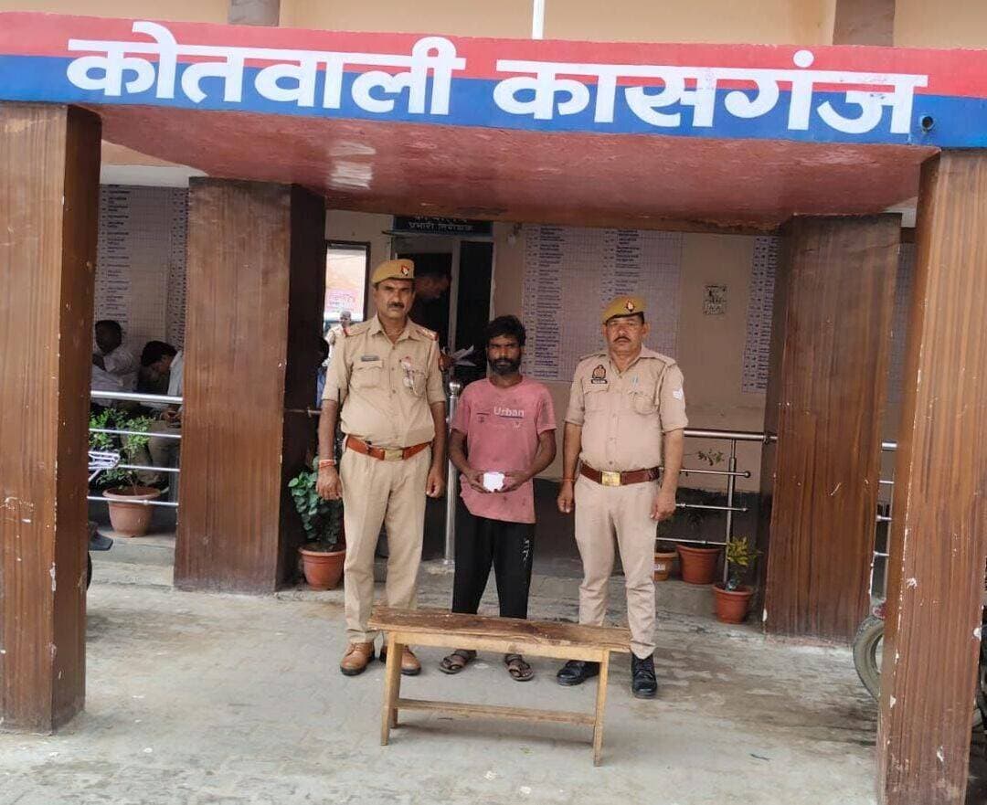 कासगंज पुलिस की कार्रवाई, 290 ग्राम डायजापाम के साथ आरोपी गिरफ्तार
चेकिंग के दौरान प्लांट रोड से पकड़ा गया आरोपी, एनडीपीएस एक्ट में मुकदमा दर्ज कर भेजा न्यायिक अभिरक्षा में
कासगंज। अवैध मादक पदार्थों के खिलाफ चलाए जा रहे अभियान के तहत कासगंज कोतवाली पुलिस ने चेकिंग के दौरान एक आरोपी को गिरफ्तार किया है। पुलिस ने उसके कब्जे से 290 ग्राम नशीला पाउडर डायजापाम बरामद करने का दावा किया है।
पुलिस के अनुसार पुलिस अधीक्षक ओपी सिंह के निर्देशन और अपर पुलिस अधीक्षक सुशील कुमार के पर्यवेक्षण में अभियान चलाया जा रहा है। क्षेत्राधिकारी नगर आंचल चौहान के नेतृत्व में 22 अगस्त को कोतवाली पुलिस ने प्लांट की तरफ जाने वाले रास्ते पर चेकिंग के दौरान जीतू पुत्र कैलाश कश्यप निवासी बरामई, थाना हाथरस जंक्शन को गिरफ्तार किया।
पुलिस ने आरोपी के कब्जे से 290 ग्राम डायजापाम बरामद किया। गिरफ्तारी और बरामदगी के आधार पर कोतवाली कासगंज में मु0अ0सं0 489/2026, धारा 21/22 एनडीपीएस एक्ट के तहत मुकदमा दर्ज किया गया। विधिक कार्रवाई के बाद आरोपी को न्यायिक अभिरक्षा में भेज दिया गया।
पुलिस के मुताबिक आरोपी के खिलाफ पूर्व में भी मु0अ0सं0 548/2019, धारा 21/22 एनडीपीएस एक्ट के तहत मामला दर्ज है।
कार्रवाई करने वाली पुलिस टीम में प्रभारी निरीक्षक जगदीश चंद्र और कोतवाली पुलिस टीम शामिल रही।