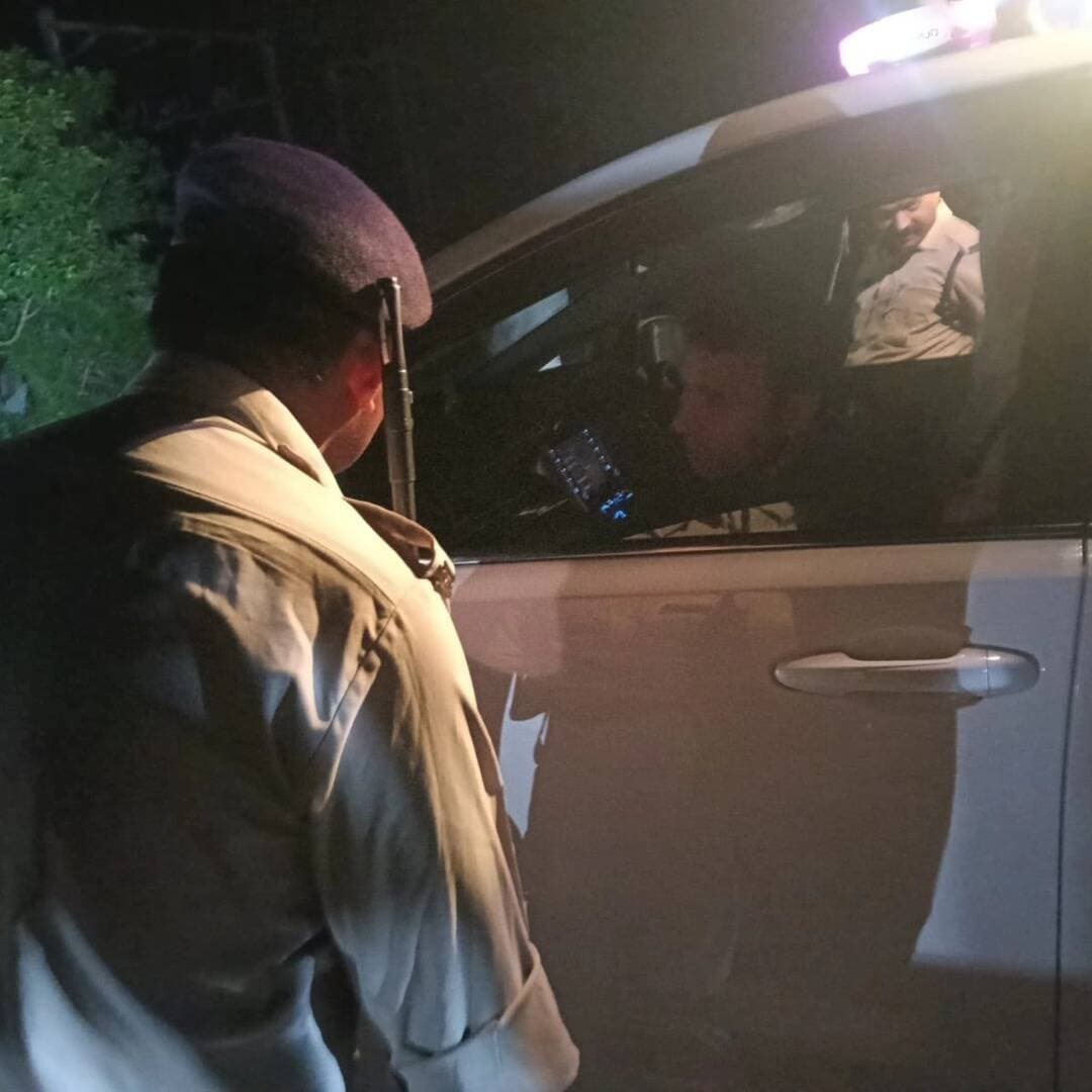 चंबल में अवैध रेत उत्खनन पर मुरैना पुलिस की सख्ती
चंबल नदी से अवैध रेत उत्खनन और परिवहन रोकने के लिए मुरैना पुलिस लगातार कार्रवाई कर रही है। पुलिस अधीक्षक ने रात में क्षेत्र का निरीक्षण कर ड्यूटी पर तैनात अधिकारियों और कर्मचारियों को आवश्यक दिशा-निर्देश दिए। अधिकारियों को अवैध रेत उत्खनन पर प्रभावी रोक लगाने और लगातार निगरानी रखने के निर्देश दिए गए हैं।