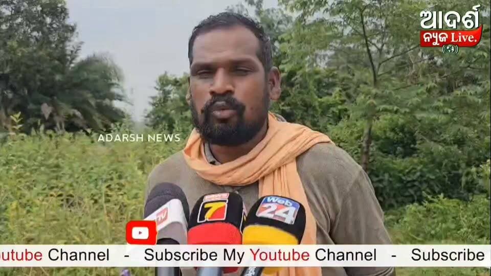 ଏକମ୍ବାରେ ସ୍ମଶାନକୁ ନାହିଁ ରାସ୍ତା, ବଢୁଛି ଜନ ଅସନ୍ତୋଷ।
ଜୟପୁର ସହରଠାରୁ ମାତ୍ର ୭ କିଲୋମିଟର ଦୂରରେ ଥିବା ଏକମ୍ବା ପଞ୍ଚାୟତ ମୁଖ୍ୟାଳୟରେ ସ୍ମଶାନକୁ ଯିବା ପାଇଁ ରାସ୍ତା ନଥିବାରୁ ଗ୍ରାମବାସୀଙ୍କ ମଧ୍ୟରେ ବଢୁଛି ଅସନ୍ତୋଷ। ମୃତଦେହକୁ ସ୍ମଶାନକୁ ନେବା ସମୟରେ ପରିବାର ଓ ଗ୍ରାମବାସୀଙ୍କୁ ପ୍ରତିଥର ଦୁର୍ଦ୍ଦଶାର ସମ୍ମୁଖୀନ ହେବାକୁ ପଡୁଛି। ଶୁକ୍ରବାର ଏକମ୍ବା ଗ୍ରାମର ଜଣେ ବ୍ୟକ୍ତିଙ୍କ ମୃତ୍ୟୁ ପରେ ଏହି ସମସ୍ୟା ପୁଣି ସାମ୍ନାକୁ ଆସିଥିଲା। ଅନ୍ତିମ ସଂସ୍କାର ପାଇଁ ମୃତଦେହକୁ ସ୍ମଶାନକୁ ନେବାକୁ ରାସ୍ତା ନଥିବାରୁ ଗ୍ରାମବାସୀଙ୍କୁ ଏକ ଛୋଟ କେନାଲ ଦେଇ ପାଣି ଓ କାଦୁଅ ଭିତରେ ପଶି ମୃତଦେହ ବୋହି ନେବାକୁ ପଡ଼ିଥିଲା। ଏଭଳି ଦୃଶ୍ୟ ଦେଖି ଗ୍ରାମବାସୀଙ୍କ ମଧ୍ୟରେ ତୀବ୍ର ଅସନ୍ତୋଷ ପ୍ରକାଶ ପାଇଛି।ଗ୍ରାମବାସୀଙ୍କ ଅଭିଯୋଗ ଅନୁଯାୟୀ, ଏକମ୍ବା ଭଳି ପଞ୍ଚାୟତ ମୁଖ୍ୟାଳୟରେ ମୃତଦେହକୁ ସମ୍ମାନର ସହ ସ୍ମଶାନକୁ ନେବା ପାଇଁ ଏକ ରାସ୍ତା ମଧ୍ୟ ନଥିବା ଅତ୍ୟନ୍ତ ଦୁଃଖଦ ବିଷୟ। ଗ୍ରାମର ଏହି ମୌଳିକ ସମସ୍ୟା ପ୍ରତି ପ୍ରଶାସନ ଓ ସ୍ଥାନୀୟ ବିଧାୟକ ଦୃଷ୍ଟି ଦେଉନଥିବା ସେମାନେ ଅଭିଯୋଗ କରିଛନ୍ତି।
ସ୍ମଶାନକୁ ଯାତାୟାତ ପାଇଁ ତୁରନ୍ତ ରାସ୍ତା ନିର୍ମାଣ କରିବା ସହ ଏହି ମୌଳିକ ସମସ୍ୟାର ସ୍ଥାୟୀ ସମାଧାନ ପାଇଁ ଜିଲ୍ଲା ପ୍ରଶାସନ ତୁରନ୍ତ ପଦକ୍ଷେପ ନେଉ—ଏହା ଗ୍ରାମବାସୀଙ୍କ ଦାବି।