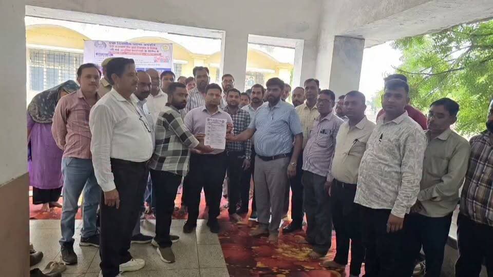 #रसूलाबाद लेखपालों ने कार्य बहिष्कार कर किया धरना-प्रदर्शन, निष्पक्ष जांच की मांग कर उपजिलाधिकारी को सौंपा ज्ञापन
#KanpurDehat