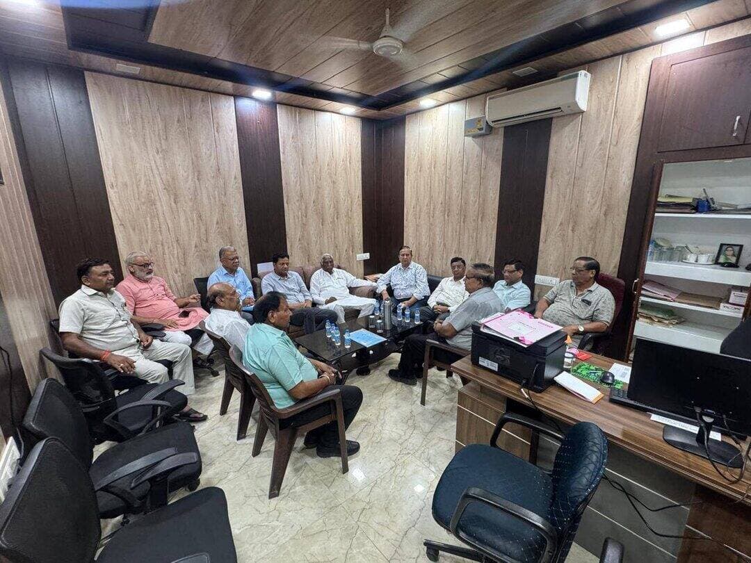 अग्रवाल समाज की पहल : श्रीअग्रसेन विवाह प्रकोष्ठ युवक-युवतियों के लिए बना राह आसान
श्री अग्रसेन विवाह प्रकोष्ठ की समीक्षा बैठक आयोजित, अब तक के कार्यो पर की गई विस्तृत चर्चा
समाज हित के लिए प्रत्येक सक्षम नागरिक को निकालना चाहिए कुछ समय : अध्यक्ष रामदेव तायल
भिवानी, 21 अगस्त : अग्रवाल समाज में विवाह योग्य युवक-युवतियों के वैवाहिक संबंध तय करने में आ रही समस्याओं के स्थायी समाधान और समाज बंधुओं को एक साझा मंच प्रदान करने के उद्देश्य से स्थापित श्री अग्रसेन विवाह प्रकोष्ठ समाज के लिए एक वरदान साबित हो रहा है। समाज के विशिष्ट लोगों द्वारा एक जुलाई को स्थानीय कमला भवन में शुरू किए गए इस प्रकोष्ठ ने अपने अल्प समय के कार्यकाल में ही उल्लेखनीय सफलता हासिल की है। शुक्रवार को स्थानीय कमला भवन स्थित स्थायी कार्यालय में प्रकोष्ठ के सदस्यों की एक समीक्षा बैठक का आयोजन किया गया। बैठक की अध्यक्षता एवं संचालन प्रकोष्ठ के मंत्री सुरेंद्र जैन एडवोकेट ने किया। उन्होंने बैठक में उपस्थित सभी सम्मानित सदस्यों का शब्दों के माध्यम से गर्मजोशी से स्वागत किया और अब तक की प्रगति रिपोर्ट प्रस्तुत की।
समीक्षा बैठक के दौरान प्रकोष्ठ के सह-संयोजक नरेश बंसल ने बताया कि प्रकोष्ठ की स्थापना के बाद से ही समाज बंधुओं का भारी समर्थन मिल रहा है। उन्होंने बताया कि शनिवार का दिन छोडक़र प्रतिदिन प्रात: 10 बजे से दोपहर 2 बजे तक कमला भवन स्थित कार्यालय में प्रकोष्ठ की गतिविधियां सुचारू रूप से चलाई जा रही हैं। बहुत ही कम समय में सैकड़ों युवक-युवतियों के बायोडाटा कार्यालय में आ चुके हैं। प्रकोष्ठ के सभी पदाधिकारियों, सदस्यों और समाजसेवियों के सामूहिक प्रयासों से अब तक 4 लडक़ों और 4 लड़कियों के रिश्ते सफलतापूर्वक तय हो चुके हैं, जो इस प्रकोष्ठ की एक बहुत बड़ी विशेष उपलब्धि है।
प्रकोष्ठ के अध्यक्ष रामदेव तायल एवं संयोजक दीपक गर्ग ने कहा कि समाज के जो नागरिक सक्षम हैं, उन्हें इस सामाजिक एवं पुनीत कार्य में अपना कुछ समय निरंतर निकालना चाहिए। समाज के लोग कमला भवन आकर बायोडाटा का अवलोकन करें तथा सही तालमेल बैठाकर लडक़ा व लडक़ी पक्ष को समझाकर रिश्ते पक्के करवाने में मध्यस्थ की भूमिका निभाएं। समाज का सहयोग ही इस पहल को और ऊंचाइयों पर ले जाएगा। बैठक में एक बेहद संवेदनशील और महत्वपूर्ण निर्णय लिया गया। प्रकोष्ठ के पदाधिकारियों ने तय किया कि समाज में जिन युवक-युवतियों की उम्र अधिक हो चुकी है और किसी कारणवश उनका विवाह नहीं हो पा रहा है, उनके लिए एक विशेष प्रतिनिधिमंडल गठित किया जाएगा। यह प्रतिनिधिमंडल शीघ्र ही ऐसे युवाओं के अभिभावकों से व्यक्तिगत रूप से मुलाकात करेगा और उनके बच्चों के शीघ्र विवाह हेतु हर संभव सहायता व मार्गदर्शन प्रदान करेगा।
इस कार्य में विशेष सहयोग देने वाले वरिष्ठ समाजसेवियों नरेश गर्ग ढिगावा, सुरेश बंसल, नरेश मित्तल आदि का विशेष रूप से आभार व्यक्त किया गया। इस अवसर पर रामदेव तायल, सुरेंद्र जैन, सुंदरलाल अग्रवाल, दीपक गर्ग, नरेश बंसल, सुभाष जैन, मनोज रामपुरिया, नत्थुराम केडिया, प्रेम प्रकाश अग्रवाल, सुरेश बंसल, विजय किशन अग्रवाल, विवेक अग्रवाल, नरेश मित्तल सहित अन्य गणमान्य व्यक्ति मौजूद रहे।