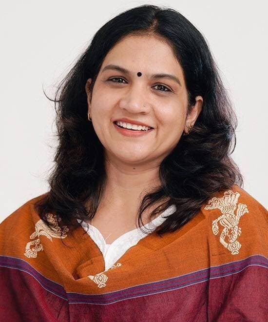 सरकार सरकारी स्कूलों में सुधार के लिए उठाए ठोस कदम: सविता मान
सरकारी स्कूलों की भवनों की हालत जर्जर बनी हुई है
स्कूलों में बिजली-पानी की कोई व्यवस्था नहीं है
करोड़ों रूपयों के जनरेटर सैट बने सफेद हाथी
भिवानी, 20 अगस्त। भाजपा सरकार के हरियाणा प्रदेश को शिक्षा का हब बनाने का दावा झुठा साबित हो रहा है। शिक्षा के स्तर को सुधारने के लिए भाजपा केवल विज्ञापनों व कागजी योजनाएं बना कर जनता के पैसों से अपने निजी लोगों व अपने खजाने को भरने में लगी हुई। धरातल पर कोई भी कार्य नहीं हो रहा। प्रदेश के सरकारी स्कूलों की हालत खस्ता है। गर्मी के इस भयंकर मौसम में स्कूलों में बिजली व पीने के पानी की कोई व्यवस्था नहीं है। करोड़ों की कीमत के जनरेटर सैट सफेद हाथी बन कर रह गए हैं। बिना देखभाल के सभी जनरेटर कबाड़ बन गए हैं तथा भीष्ण गर्मी में बच्चे पीने के पानी के लिए दरदर भटक रहे हैं। उन्हें बाहर से पानी लाना पड़ता है जिससे बहुत परेशानी तो होती ही है वहीं उनकी पढ़ाई भी बाधित हो रही है। यह बात कांग्रेस महिला विंग की पूर्व प्रदेश महासचिव सविता मान ने गिरते हुए शिक्षा स्तर पर चिंता व्यक्त करते हुए कही। उन्होंने कहा कि प्रदेश की भाजपा सरकार सरकारी स्कूलों की व्यवस्थाओं में सुधार लाने के लिए ठोस कदम उठाए। उन्होंने कहा कि पूरे प्रदेश के स्कूलों में शिक्षकों की भारी कमी है। भिवानी जिले में भी अधिकतर सरकारी स्कूलों में शिक्षकों के पद खाली पड़े हैं। जिस स्कूल में शिक्षक हैं तो वहां के स्कूल भवनों की हालत जर्जर है तथा स्कूलों में शौचालय भी नहीं हैं। जिसके कारण बच्चों को अपनी जान जोखिम में डाल कर शिक्षा ग्रहण करनी पड़ती है। उन्होंने कहा कि गांव तालु के राजकीय कन्या पाठशाला व गांव मित्ताथल के राजकीय कन्या वरिष्ठ माध्यमिक विद्यालय जैसे अनेक गांवों के स्कूलों के भवन जर्जर हो चुके हैं। यहां इन स्कूलों में कुछ कंडम पड़ी इमारतें हादसों को न्यौता दे रही हैं। कई स्कूलों में छतों से पानी टपक रहा है। छतों के लेंटर झड़ रहे हैं जो कभी भी बड़े हादसे को न्यौता दे सकते हैं। स्कूलों में शौचालय न होने के कारण छात्राओं को बाथरूम के लिए बाहर जाना पड़ता है। जिसके कारण उन्हें भारी परेशानी उठानी पड़ती है। उन्होंने सरकार से मांग करते हुए कहा कि स्कूलों में खाली पड़े शिक्षकों के पदों को भरा जाए, कंडम जर्जर अवस्था वाले भवनों का नवनिर्माण किया जाए, स्कूलों में शौचालयों का निर्माण करवाया जाए, स्कूलों में बच्चों के बैठने के उचित व्यवस्था की जाए सभी सरकारी स्कूलों में पीने के पानी के लिए आरओ युक्त वाटर कूलर लगाए जाएं ताकि उन्हें पीने के लिए स्वच्छ पानी उपलब्ध हो सके। जिससे उनका स्वास्थ्य सही रहे।