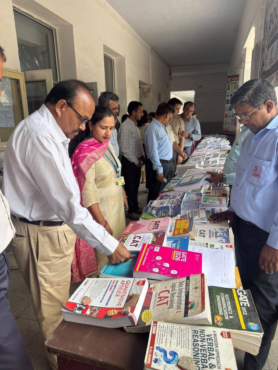टीआईटी एंड एस, भिवानी में “बुक एग्जीबिशन” का आयोजन; पुस्तकों के माध्यम से ज्ञान एवं पठन संस्कृति को बढ़ावा
भिवानी, 21 अगस्त 2026। द टेक्नोलॉजिकल इंस्टीट्यूट ऑफ टेक्सटाइल एंड साइंसेज (TIT&S), भिवानी के सेंट्रल लाइब्रेरी द्वारा संस्थान के सेंट्रल ऑडिटोरियम में “Book Exhibition” का आयोजन किया गया। प्रदर्शनी का उद्देश्य विद्यार्थियों एवं शिक्षकों में पठन-पाठन की संस्कृति को प्रोत्साहित करना तथा विभिन्न विषयों की उपयोगी एवं ज्ञानवर्धक पुस्तकों तक उनकी पहुंच सुनिश्चित करना था।
प्रदर्शनी में विभिन्न विषयों से संबंधित पुस्तकों की विस्तृत श्रृंखला प्रदर्शित की गई। विद्यार्थियों को अपनी रुचि एवं शैक्षणिक आवश्यकताओं के अनुरूप पुस्तकों का अवलोकन एवं चयन करने का अवसर मिला। प्रदर्शनी में विभिन्न पुस्तकों पर आकर्षक ऑफर्स एवं डिस्काउंट भी उपलब्ध कराए गए। साथ ही, पुस्तक प्रेमियों को लेखकों एवं विषय विशेषज्ञों से मिलने तथा संवाद करने का अवसर भी प्रदान किया गया।
इस अवसर पर निदेशक प्रो. बी. के. बेहेरा ने कहा कि पुस्तकें विद्यार्थियों के ज्ञान का विस्तार करने के साथ-साथ उनकी कल्पनाशक्ति, रचनात्मकता और आलोचनात्मक सोच को विकसित करने में महत्वपूर्ण भूमिका निभाती हैं। उन्होंने कहा कि ऐसे आयोजन विद्यार्थियों में पढ़ने की आदत विकसित करने और उन्हें निरंतर सीखने के लिए प्रेरित करने में महत्वपूर्ण भूमिका निभाते हैं।
सेंट्रल लाइब्रेरी की ओर से बताया गया कि इस प्रकार की गतिविधियों का उद्देश्य विद्यार्थियों को पाठ्यक्रम से आगे बढ़कर नई पुस्तकों, विचारों और ज्ञान के विभिन्न क्षेत्रों से परिचित कराना है।
कार्यक्रम के सफल आयोजन में डॉ. नागेंद्र, करुणा, संजय शर्मा, मुकेश एवं पांडे का विशेष योगदान रहा। टीम के सदस्यों ने प्रदर्शनी की व्यवस्था, पुस्तकों के प्रदर्शन तथा विद्यार्थियों को आवश्यक जानकारी उपलब्ध कराने में महत्वपूर्ण भूमिका निभाई।
कार्यक्रम के दौरान विद्यार्थियों, शिक्षकों एवं संस्थान के अन्य सदस्यों ने उत्साहपूर्वक भाग लिया। प्रदर्शनी का संदेश “Books Open Minds, Exhibitions Inspire Futures” विद्यार्थियों को ज्ञान, अध्ययन और निरंतर सीखने के लिए प्रेरित करता रहा।
सेंट्रल लाइब्रेरी टीम एवं संस्थान के सभी संबंधित सदस्यों के सहयोग से कार्यक्रम सफलतापूर्वक सम्पन्न हुआ।
