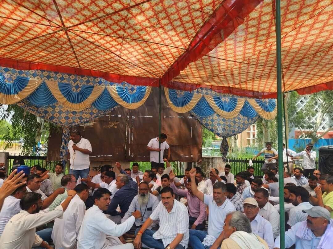मांग पूरी नहीं हुई तो 24 अगस्त से पूरे हरियाणा में अनिश्चितकालीन हड़ताल- विकास राठी
दी रेवन्यू पटवार एवं कानूनगो एसोसिएशन हरियाणा के राज्य उपाध्यक्ष विकास राठी ने चेतावनी देते हुए कहा कि अगर आज हमारी जायज मांगे पूरी नही हुई तो दो दिन से चल रहे सांकेतिक धरने को 24 अगस्त से अनिश्चितकालीन हड़ताल में बदल दिया जाएगा।पिछले चार महीनों से इंतकाल के नए पोर्टल में तकनीकी कमियों के कारण आज जनता और कर्मचारी परेशान हैं।राठी ने सरकार और राजस्व विभाग से पोर्टल की तकनीकी समस्याएं दूर करने, आईटी टीम की जवाबदेही तय करने और संशोधित लैंड रिकार्ड जारी करने की मांग की है। डिजिटल क्रॉप सर्वे को अन्य राज्यों की तरह प्राइवेट एजेंसी से करवाने, रोवर मशीन से पैमाइश के लिए सक्षम ऑपरेटर और उचित प्रशिक्षण की मांग की है। इसके अलावा गिरदावरी सहायक के मानदेय और बकाया एलटीसी का भुगतान और इंक्रीमेंट की फाइल जल्द से जल्द मंजूर करने की मांग की गई है। इनमें से कुछ मांगे तो दो तीन साल से लंबित चल रही हैं। धरने को सर्व कर्मचारी संघ के सचिव अशोक पिलानीया, सत्यवीर स्वामी प्रधान हरियाणा विद्यालय शिक्षा बोर्ड, सर्व कर्मचारी संघ जिला भिवानी के सचिव धर्मवीर सिंह भाटी, बिजली विभाग से अशोक गोयत, गोविंद बुल्ला,अजय श्योराण, गौरव शर्मा,प्रवीन कुमार, बजरंग लाल, सुशील कुमार, नवीन कुमार फायर ब्रिगेड से और नगर परिषद से राज्य सचिव पुरुषोत्तम व प्रवीन, रोडवेज से राज्य प्रधान नरेन्द्र दिनोद,अनिल नागर और अनिल फौजी ने धरने को संबोधित किया और धरने को अपना समर्थन दिया। युवा कल्याण संगठन के प्रधान कमल ने गलत नीतियों को लेकर सरकार को घेरा।धरने की अध्यक्षता पूर्व जिला प्रधान सुनील कौशिक और मंच संचालन जिला प्रधान सुमेर कानूनगो ने किया। धरने अशोक कानूनगो, शैलेश गौड कानूनगो, मंगल कानूनगो, पटवारी रविन्द्र, प्रीति पटवारी, तहसील भिवानी प्रधान विक्रांत शर्मा, मिलन सिंह पटवारी, तहसील सिवानी प्रधान जयचंद, तहसील प्रधान लोहरु अमित, तहसील बवानी खेड़ा प्रधान प्रदीप,तहसील प्रधान तोशाम सोमबीर ढुल, ओमबीर पटवारी बवानीखेड़ा,मोहनलाल पटवारी,शैलेन्द्र पंघाल पटवारी, सुखबीर काजल पटवारी, मनोज वर्मा पटवारी, राजबीर खान पटवारी,शैलेन्द्र परमार पटवारी, दीपक पटवारी, मयंक,इंद्रजीत, विशाल, शुभम पटवारी, अशोक पटवारी, संदीप रोहिल्ला, अनुभव पटवारी, दीपक, जोनी, हर्ष पटवारी, प्रदीप पटवारी, प्रवेश व गौरव पटवारी समेत कई पटवारी व कानूनगो उपस्थित थे।
