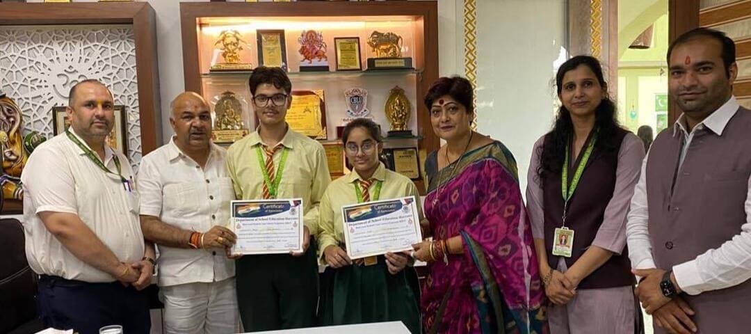 कानूनी साक्षरता प्रतियोगिता में लिटिल हार्टस के तेजस सैनी, ऐंजल व सोनू ने किया नाम रोशन
हरियाणा शिक्षा निदेशालय द्वारा भिवानी में जिला स्तर पर आयोजित कानूनी साक्षरता प्रतियोगिता में लिटिल हार्टस पब्लिक स्कूल के विद्यार्थी तेजस सैनी पुत्र श्री दिनेश कुमार व ऐंजल पुत्री श्री विनित ने वाद-विवाद प्रतियोगिता में प्रथम स्थान व सोनू पुत्र श्री प्रदीप कुमार ने स्लोगन लेखन प्रतियोगिता में द्वितीय स्थान प्राप्त कर विद्यालय व अपने अभिभावकों का नाम रोशन किया। इस अवसर पर विद्यालय के महासचिव संजय गोयल, एम.डी. पवन गोयल व भावना गोयल ने तेजस, ऐंजल व सोनू की इस उपलब्धि पर उसके अध्यापकों व अभिभावकों को उसके अथक परिश्रम की सराहना करते हुए व उसका उत्साहवर्धन करते हुए उन्हे बधाई दी व उसके उज्जवल भविष्य की कामना की व बताया कि विद्यालय द्वारा विद्यार्थियों के सर्वांगिण विकास के लिए समय-समय पर उन्हे विभिन्न मंच प्रदान किए जाते है जिससे उनमे आत्मविश्वास जागृत हो और वे श्वर्णिम भविष्य का निर्माण कर सके। प्रबंधक सतीश गोयल व रवि गोयल, निदेशक रामानन्द सिंघल, ऐश्वर्या सिंघल, राहुल गोयल, विनय गोयल, निश्चल गोयल, साक्षी गोयल, प्रियांश गोयल, प्राचार्य दीपक जोशी, उप-प्राचार्य मनमोहन चावला ने भी उसका उत्साहवर्धन किया। इस अवसर पर कोर्डिनेटर संचित जैन, निशा रानी, सोनिया, रश्मि, महेष्ठा सहित विद्यालय का समस्त स्टाफ उपस्थित था।
