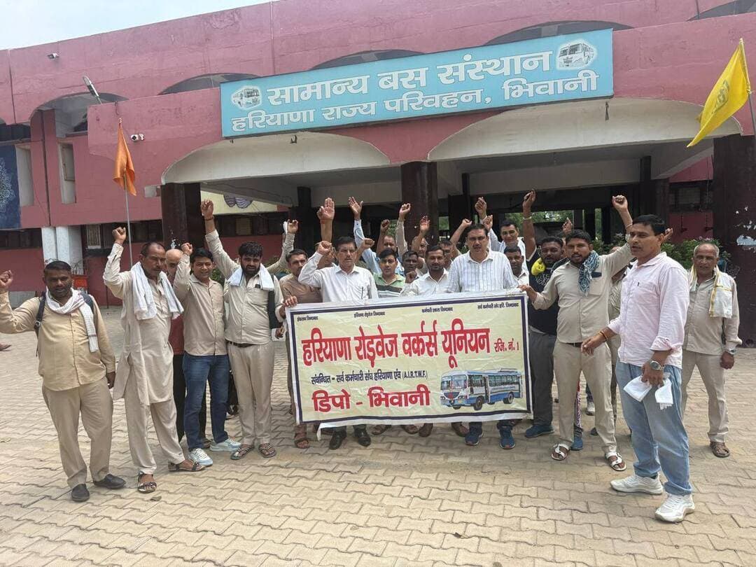 सरकार हठधर्मिता को छोड़, करें कर्मचारियों की मांगें पूरी : नरेंद्र दिनोद - नगर पालिका कर्मचारियों के समर्थन में उतरे रोडवेज कर्मचारी
भिवानी : नगर पालिका की हड़ताल के समर्थन में शुक्रवार को हरियाणा रोडवेज वर्कर्स यूनियन के बैनर तले रोड़वेज कर्मचारियों ने बस स्टैंड पर सरकार के खिलाफ विरोध प्रदर्शन किया। प्रदर्शन की अध्यक्षता डिपो प्रधान अनिल फौजी व संचालन सचिव अनिल नागर ने किया। इस दौरान मुख्य रूप से यूनियन के राज्य प्रधान नरेंद्र दिनोद व महासचिव पवन शर्मा भी उपस्थित रहे। कर्मचारियों को संबोधित करते हुए राज्य प्रधान नरेंद्र दिनोद व महासचिव पवन शर्मा ने बताया कि नगर पालिका कर्मचारियों की चल रही हड़ताल के समर्थन में आज पूरे प्रदेशभर में भाजपा सरकार के खिलाफ रोडवेज कर्मचारियों ने दो घंटे का विरोध प्रदर्शन किया है। उन्होंने कहा कि सरकार कर्मचारियों की मांगों को पूरा करने के बजाय उनको परेशान करने में लगी हुई है। उन्होंनें बताया कि बीती 13 मई को नगर पालिका कर्मचारियों की सरकार के साथ बातचीत हुई थी। जिसमें सरकार ने नगर पालिका कर्मचारियों की सभी मांगों को मानतें हुए उन्हें 15 दिन में लागू करने के लिए कहा था, लेकिन आज डेढ़ माह बीत जाने के बाद भी उन्हें पूरा नहीं किया गया। रोष स्वरूप नगर पालिका कर्मचारी बीती 6 अगस्त से दोबारा हड़ताल में बैठ गए है। इसी कड़ी में उनके समर्थन में रोडवेज कर्मचारियों ने पूरे प्रदेशभर में सरकार के खिलाफ प्रदर्शन किया है। उन्होंने सरकार को चेताते हुए कहा कि अगर जल्द कर्मचारियों की मांगों को पूरा नहीं किया गया तो रोडवेज कर्मचारी चक्का जाम करने को मजबूर होंगे। जिसकी जिम्मेवारी सरकार की होगी। इस अवसर पर प्रदर्शन में सोनू प्रजापत, राजकुमार, सोनू लखेरा, महेंद्र, सुरेश, राकेश, जयभगवान, सुरेंद्र , छोटुराम, सत्यप्रकाश, रामदत, ईश्वर , उमेश सहित सैकड़ों कर्मचारी उपस्थित रहे।