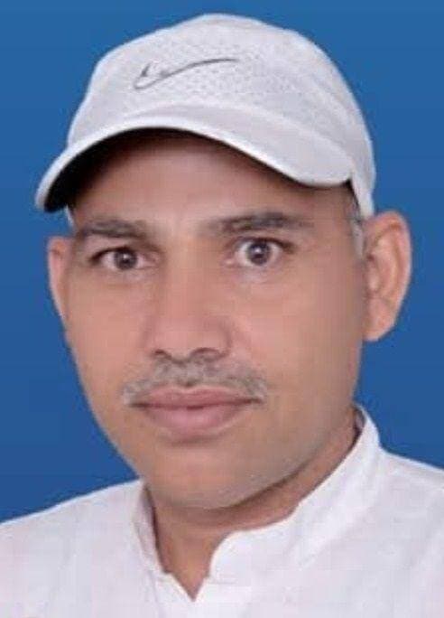भाजपा सरकार हर मोर्चे पर फेल: जितेन्द्र भोलू
प्रदेश में दिन प्रतिदिन बढ़ रही है महंगाई व बेरोजगारी
आए दिन हो घट रही हैं आपराधिक घटनाएं
भिवानी, 21 अगस्ता। आज देश व प्रदेश की भाजपा सरकार हर मोर्चे पर फैल हो चुकी है। प्रदेश में कानून व्यवस्था का दिवाला निकला हुआ है। महंगाई दिन प्रतिदिन बढ़ती जा रही है। युवा वर्ग रोजगार के लिए दर-दर की ठोकरें खाने पर मजबूर हैं। यह बात छात्र संघर्ष समिति के पूर्व सदस्य एवं समाजसेवी जितेन्द्र भोलू ने प्रदेश के आर्थिक हालातों पर चिंता व्यक्त करते हुए कही। उन्होंने कहा कि पिछले 10 दिनों में चीन 40 रूपये से बढ़ाकर 65 रूपये प्रति किलो हो गई। जोकि आम आदमी की जेब पर भारी पड़ रही है। यह समय त्योहारों का समय है इस समय में पहले ही खर्च बहुत हो जाता है ऊपर से यह महंगाई की मार उसकी कमर तोड़ रही है। उन्होंने कहा कि प्रदेश में आए दिन आपराधिक घटनाएं बढ़ रही हैं दो दिन पहले ही हिसार के कोर्ट और उससे कुछ महीने पहले भिवानी की कोर्ट में गोलियां चलने की घटना घटित हुई थी। इससे यह लग रहा है कि अब कानून व्यवस्था का भी दिवाला निकल गया है। आम आदमी सुरक्षित नहीं है। युवा वर्ग बेरोजगारी की मार झेल रहा है वह रोजगार के लिए दर-दर की ठोकरें खाने को मजबूर है। रोजगार न मिलने के कारण वह अपराध की दुनिया में खोता जा रहा है। जोकि बहुत बड़ी चिंता का विषय है। जब युवा व आम आदमी अपने हकों के लिए आवाज उठाता है तो सरकार उनकी आवाज को पुलिस की लाठियों से बदा देती है और उनके खिलाफ देशद्रोही का मुकदमा बनाया जाता है। भाजपा के नेता अपनी राजनीति चमकाने के लिए व पार्टी में अपनी साख बचाए रखने के लिए तरह-तरह के बयान बाजी कर रहे हैं। उन्होंने कहा कि अब देश व प्रदेश की जनता तंग आ चुकी है और सत्ता परिवर्तन का मन बना चुकी है। आने वाले लोकसभा चुनाव व विधानसभा चुनावों में भाजपा को सत्ता से बाहर का रास्ता दिखाने वाली है।