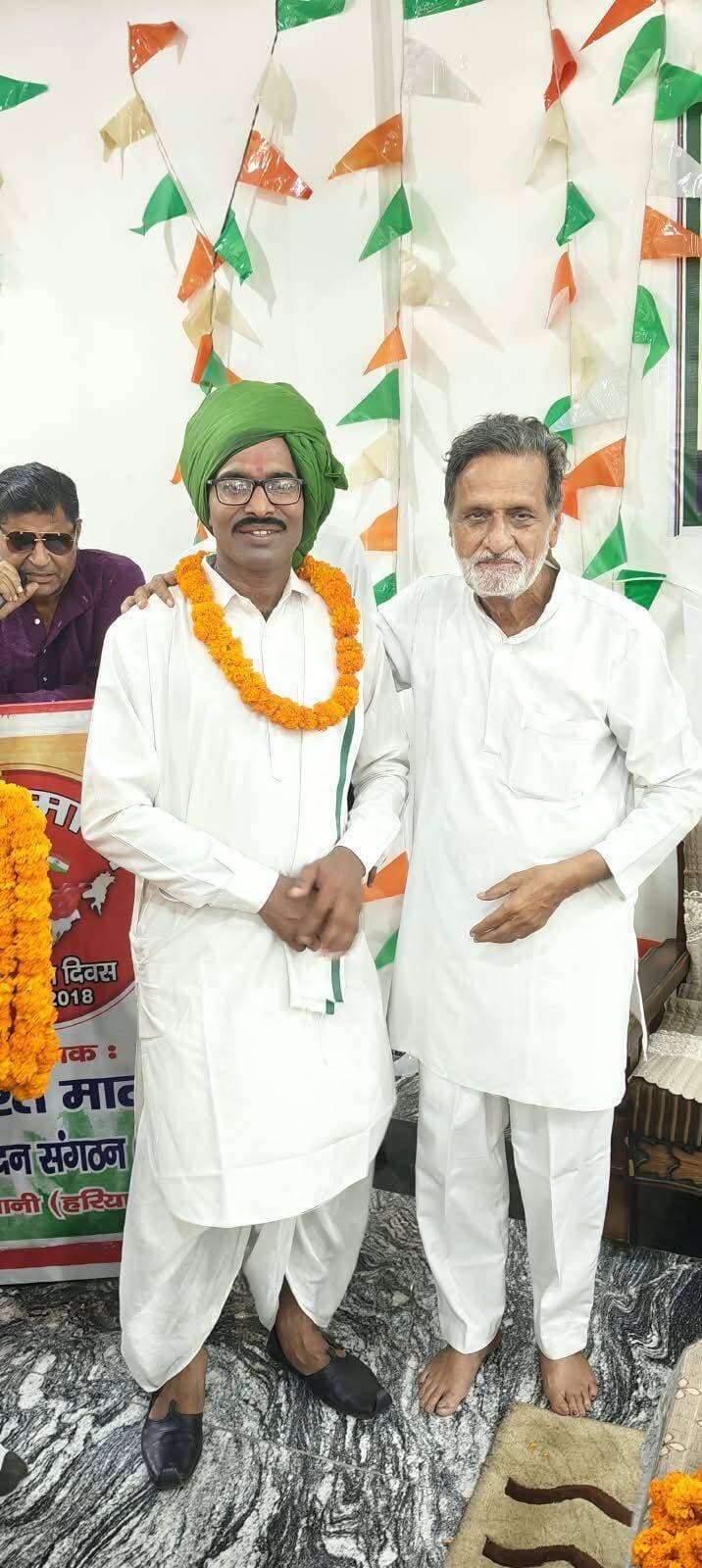 सुनील स्वामी हालुवासिया को किया सम्मानित
भिवानी, 21 अगस्त। सामाजिक कार्यों को देखते हुए इनेलो ओबीसी जिला अध्यक्ष सुनील स्वामी हालुवासिया को पूर्व मंत्री स्व. रामभजन अग्रवाल के पुत्र समाजसेवी नंद किशोर अग्रवाल ने फूलमालाएं पहनाकर सम्मानित किया। सुनील स्वामी ने कहा कि उन्हें जो मान-सम्मान दिया है उसके वे आभारी रहेंगे तथा जनसेवा के कार्यों में अपना योगदान देते रहेंगे। इस अवसर पर अनेक गणमान्य व्यक्ति उपस्थित रहे।